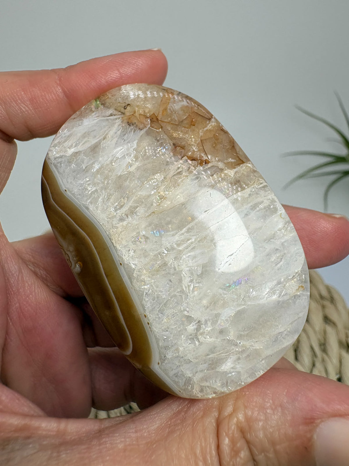 Ágata de Botswana pulida con preciosas bandas marrones, grises y blancas. Una pieza única para meditar, regalar o decorar tu espacio.