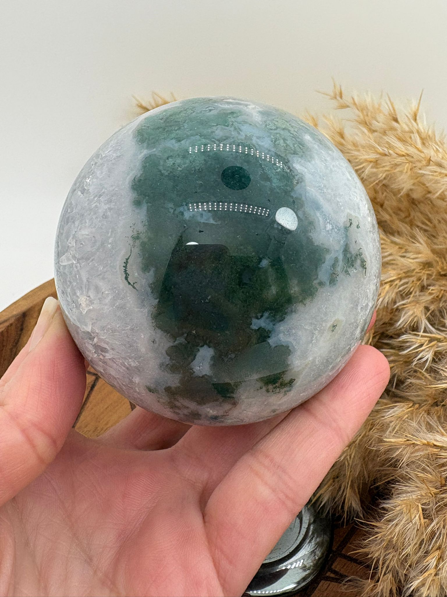 Esfera de ágata musgo natural de 6,8 cm y 440 gr. Pieza única con preciosos tonos verdes y blancos, ideal para decoración, equilibrio y conexión con la naturaleza.