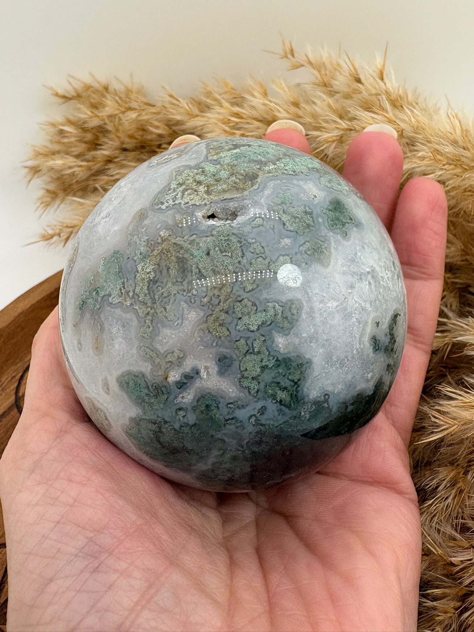 Esfera de ágata musgo natural de 6,8 cm y 440 gr. Pieza única con preciosos tonos verdes y blancos, ideal para decoración, equilibrio y conexión con la naturaleza.