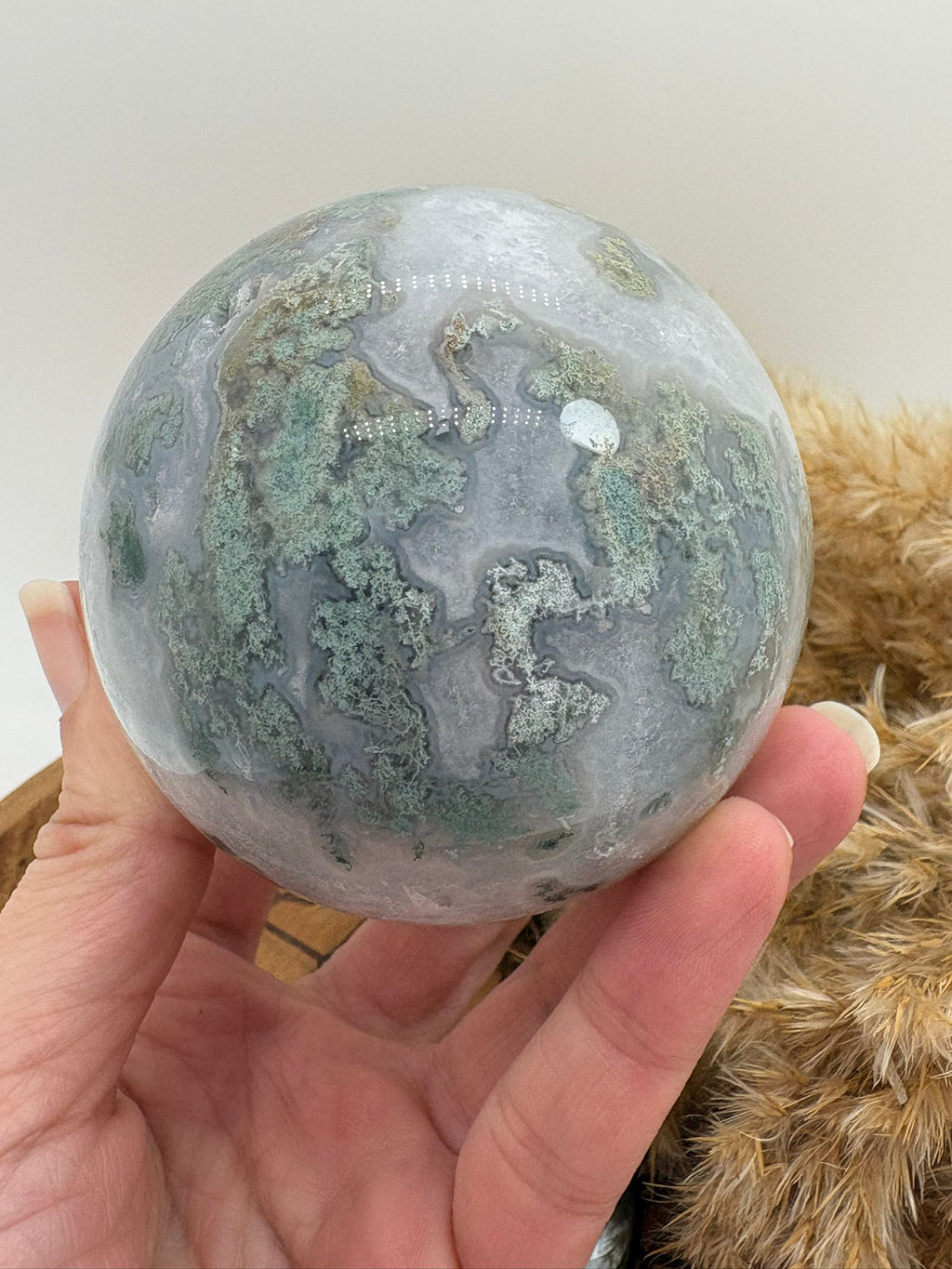 Esfera de ágata musgo natural de 6,8 cm y 440 gr. Pieza única con preciosos tonos verdes y blancos, ideal para decoración, equilibrio y conexión con la naturaleza.