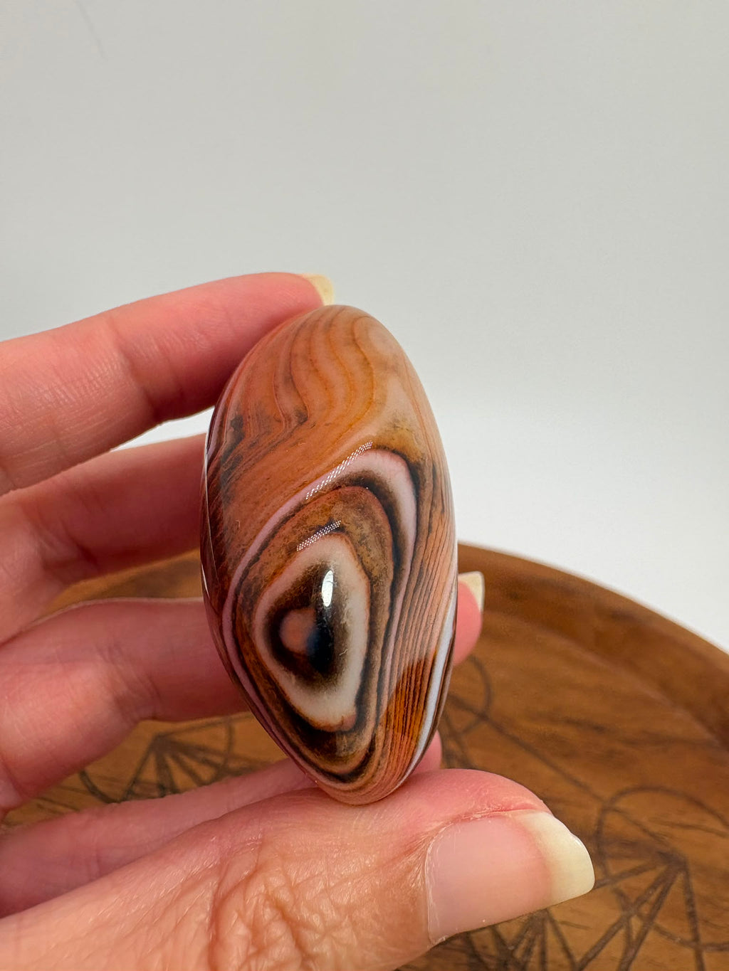 
Ágata Sardónice natural de Madagascar, pulida y de pieza única. Descubre sus elegantes bandas naturales y añade un mineral exclusivo a tu colección.