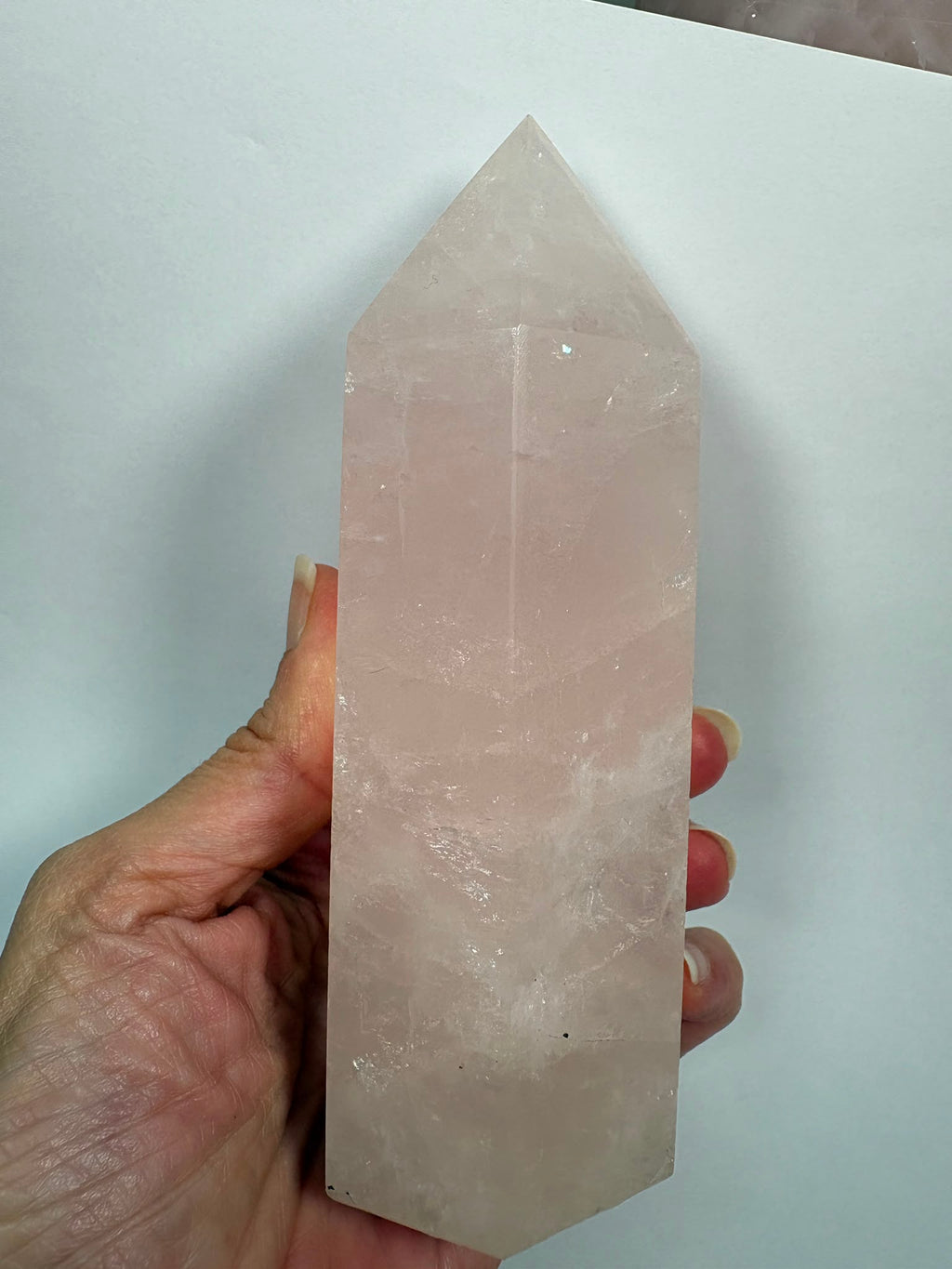 Generador de cuarzo rosa natural de alta calidad de 421 g. Pieza única con un precioso color rosado, más intenso en persona, pulido brillante y 12,5 × 4,7 cm.