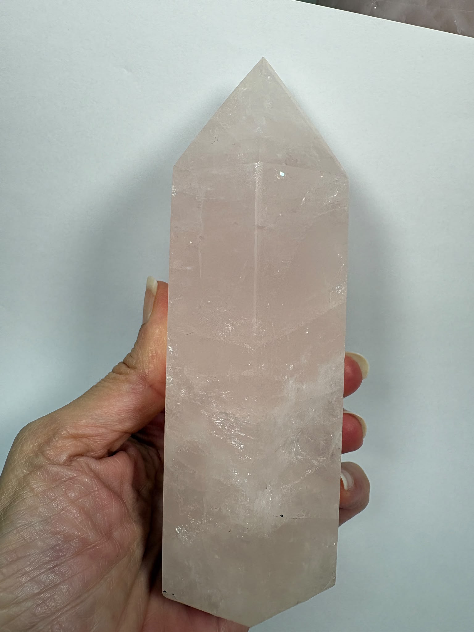 Generador de cuarzo rosa natural de alta calidad de 421 g. Pieza única con un precioso color rosado, más intenso en persona, pulido brillante y 12,5 × 4,7 cm.