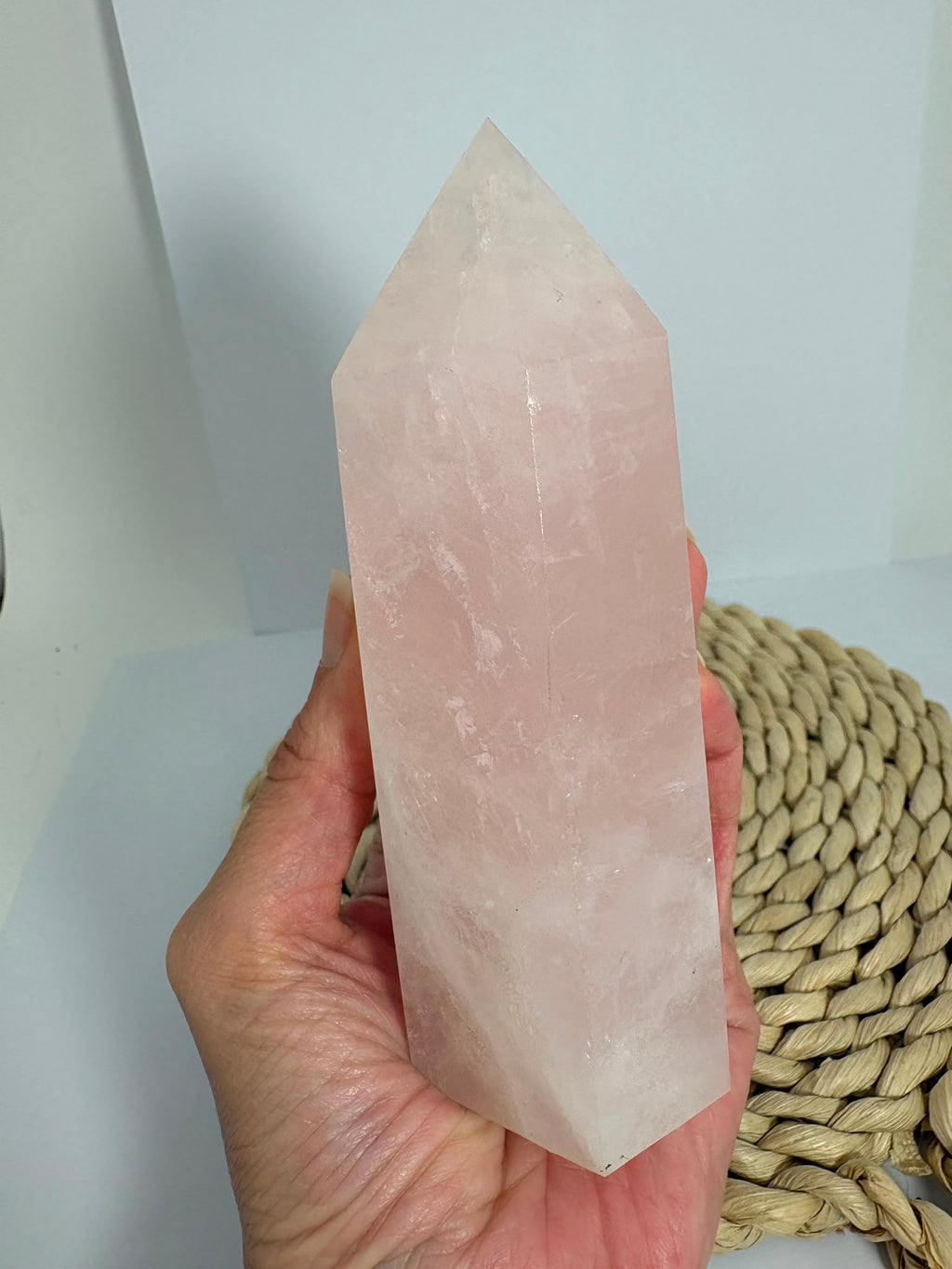 Generador de cuarzo rosa natural de alta calidad de 421 g. Pieza única con un precioso color rosado, más intenso en persona, pulido brillante y 12,5 × 4,7 cm.