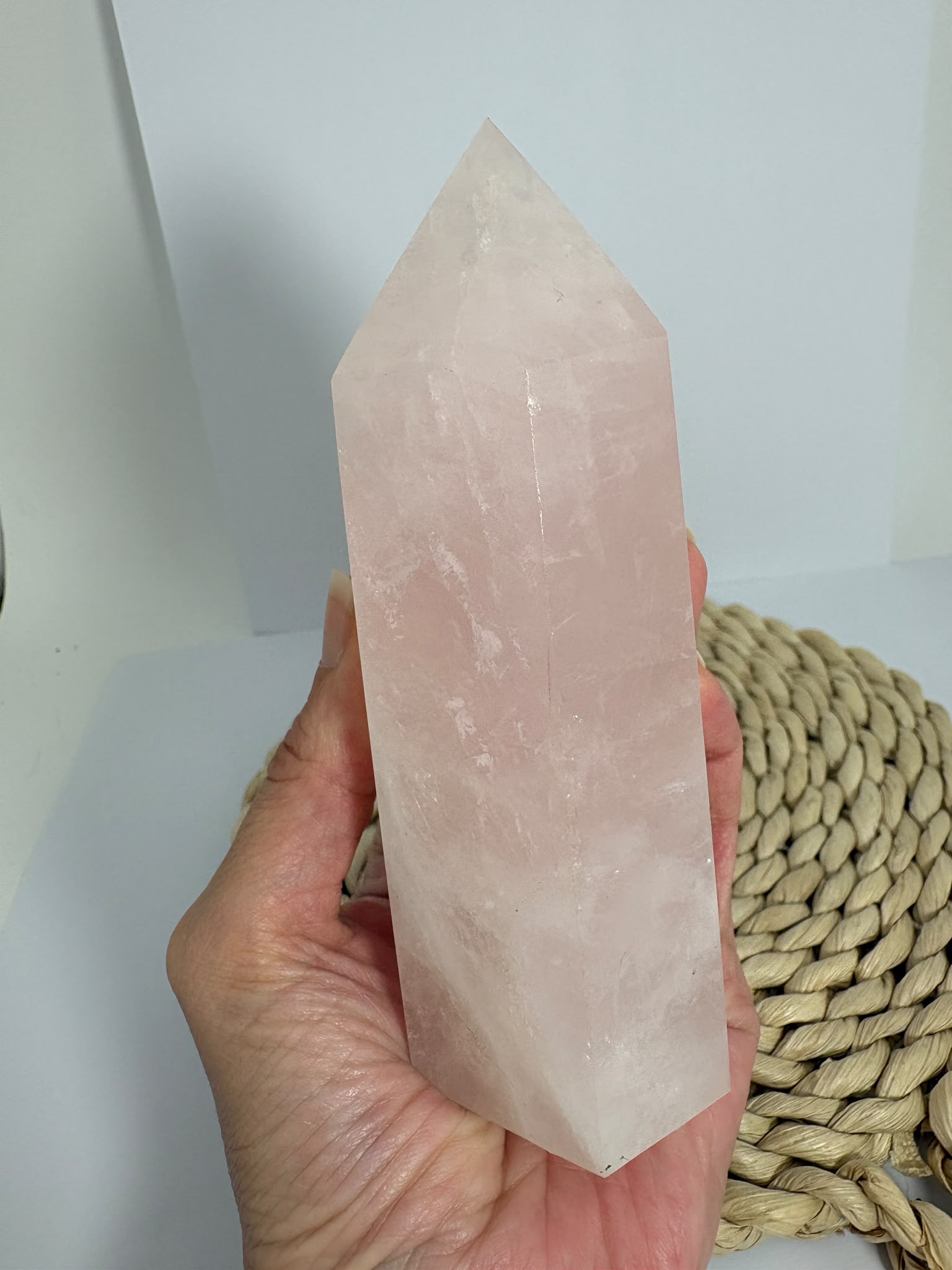 Generador de cuarzo rosa natural de alta calidad de 421 g. Pieza única con un precioso color rosado, más intenso en persona, pulido brillante y 12,5 × 4,7 cm.
