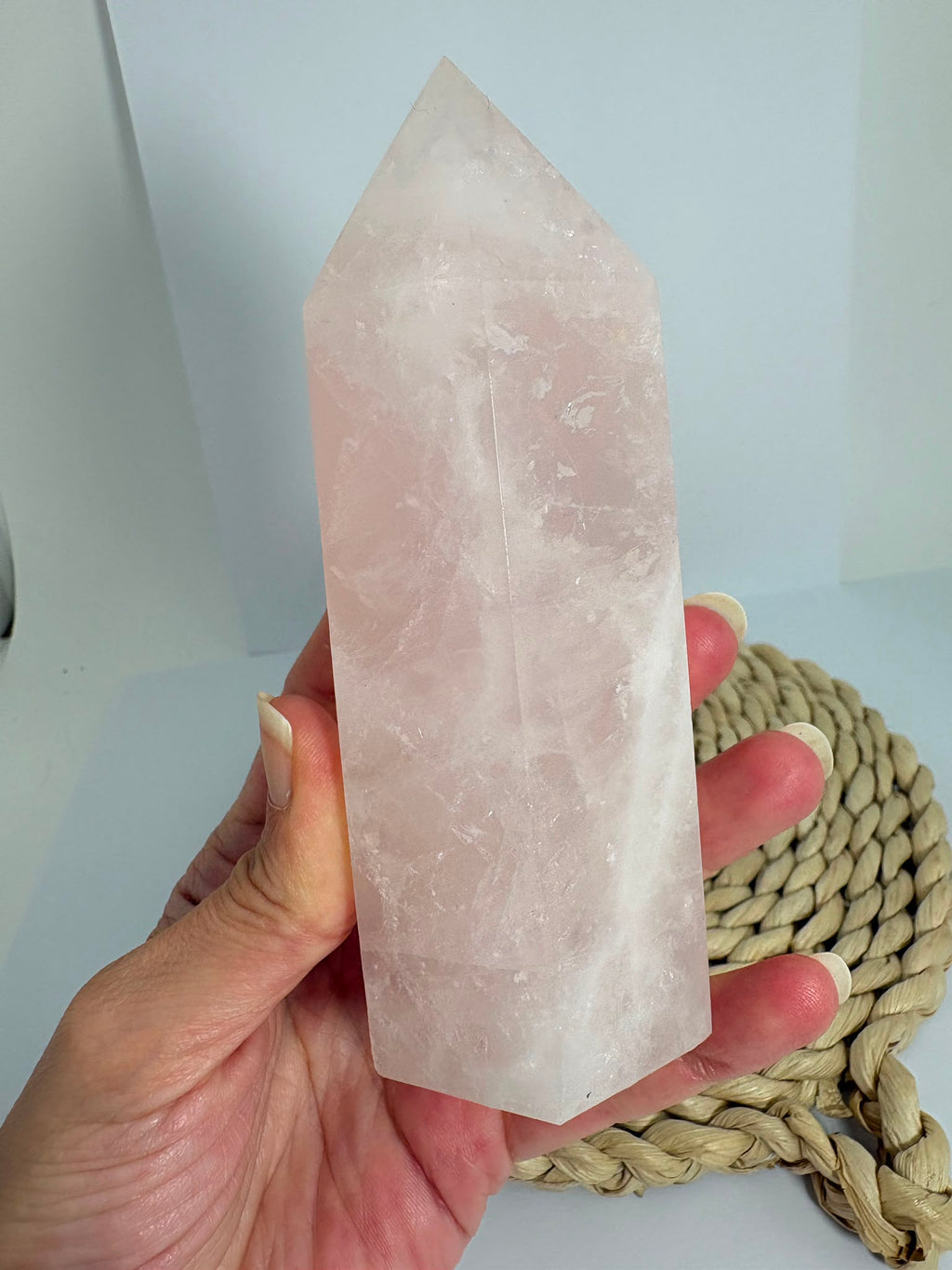 Generador de cuarzo rosa natural de alta calidad de 421 g. Pieza única con un precioso color rosado, más intenso en persona, pulido brillante y 12,5 × 4,7 cm.