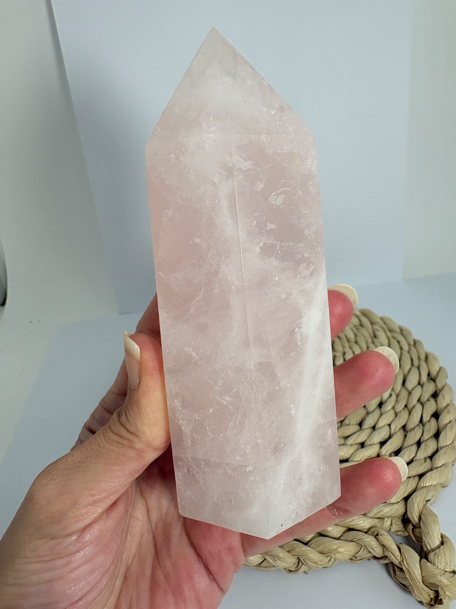 Generador de cuarzo rosa natural de alta calidad de 421 g. Pieza única con un precioso color rosado, más intenso en persona, pulido brillante y 12,5 × 4,7 cm.
