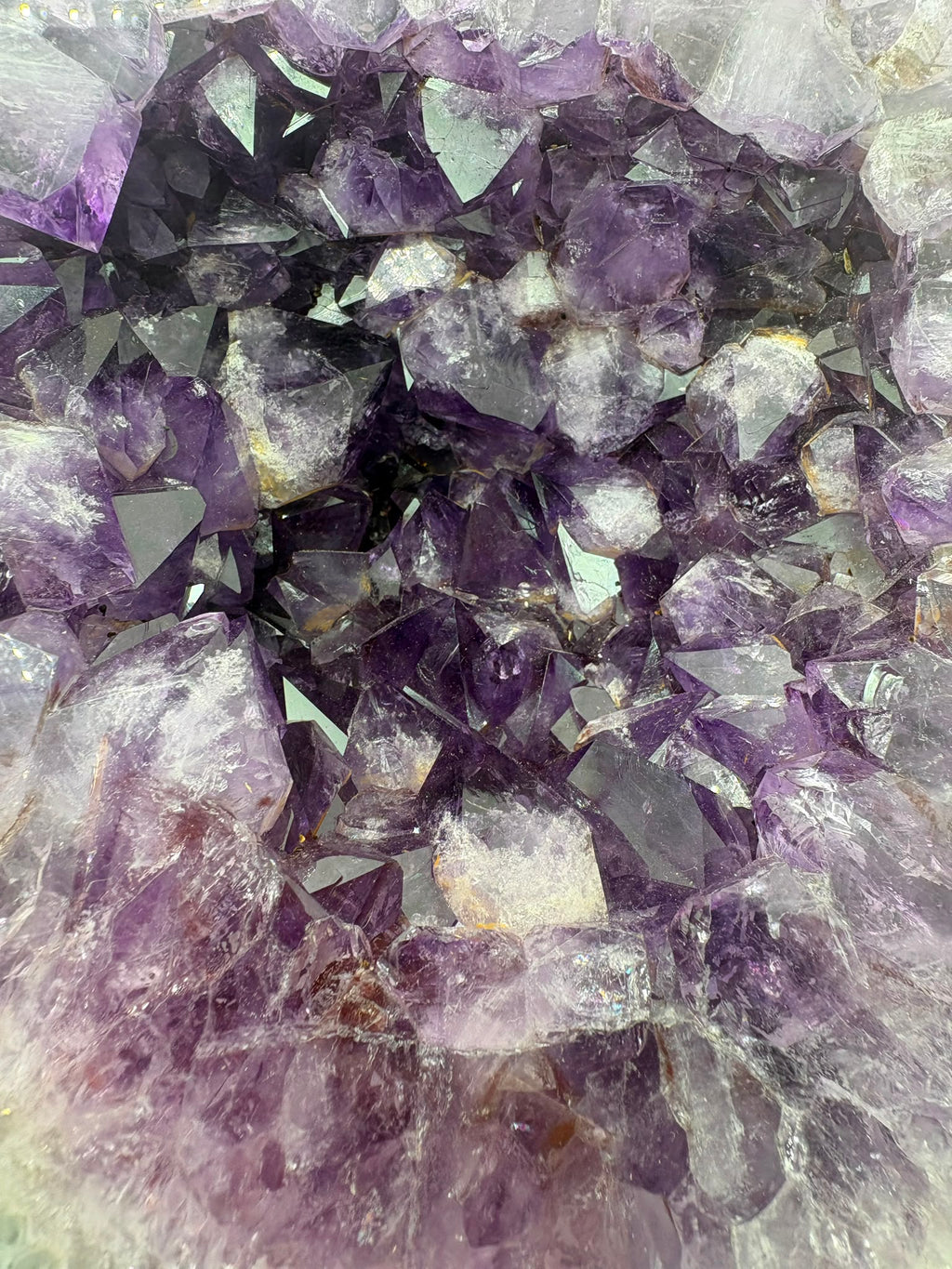 Geoda de amatista natural de Brasil de 7,488 kg. Pieza única de gran tamaño con intensos cristales violetas, ideal para decoración, colección y meditación.