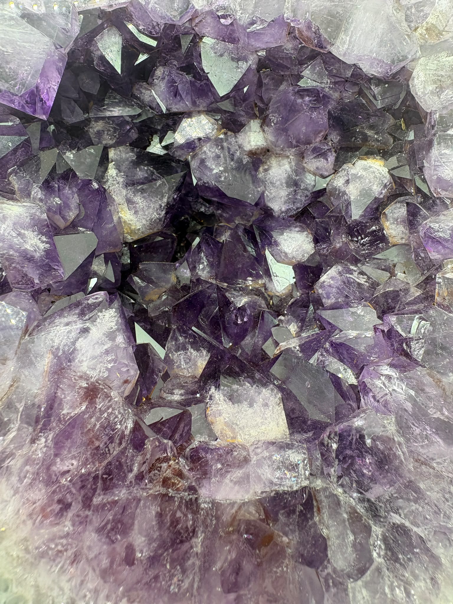Geoda de amatista natural de Brasil de 7,488 kg. Pieza única de gran tamaño con intensos cristales violetas, ideal para decoración, colección y meditación.