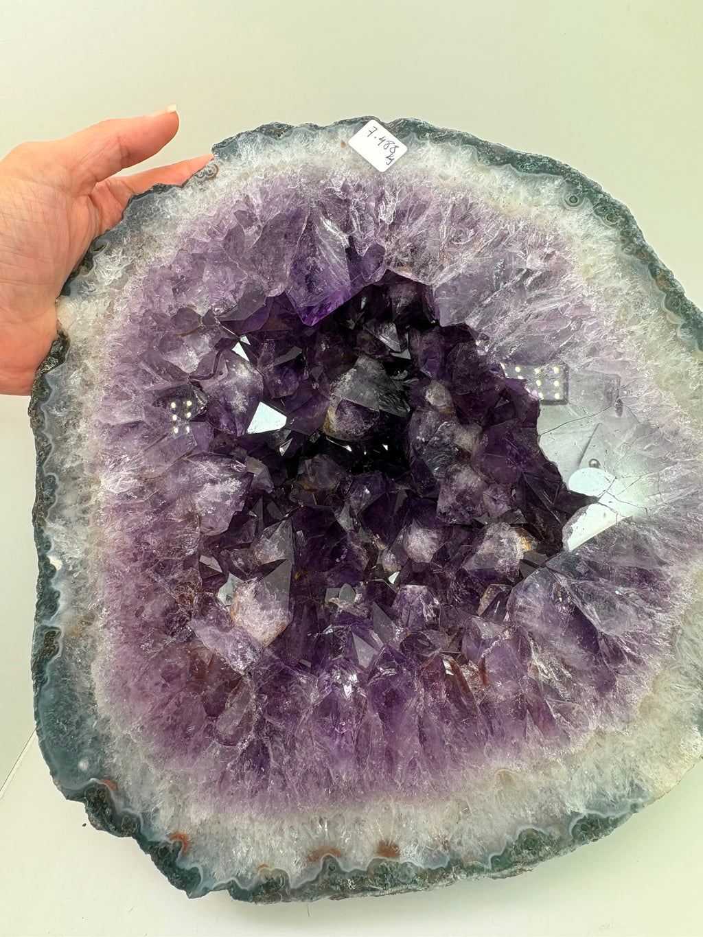 Geoda de amatista natural de Brasil de 7,488 kg. Pieza única de gran tamaño con intensos cristales violetas, ideal para decoración, colección y meditación.