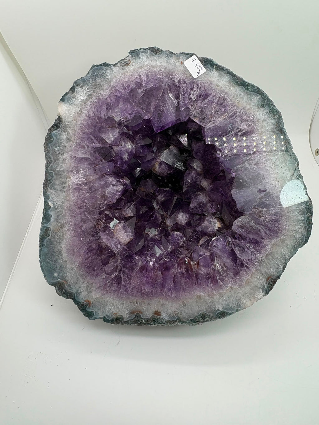 Geoda de amatista natural de Brasil de 7,488 kg. Pieza única de gran tamaño con intensos cristales violetas, ideal para decoración, colección y meditación.