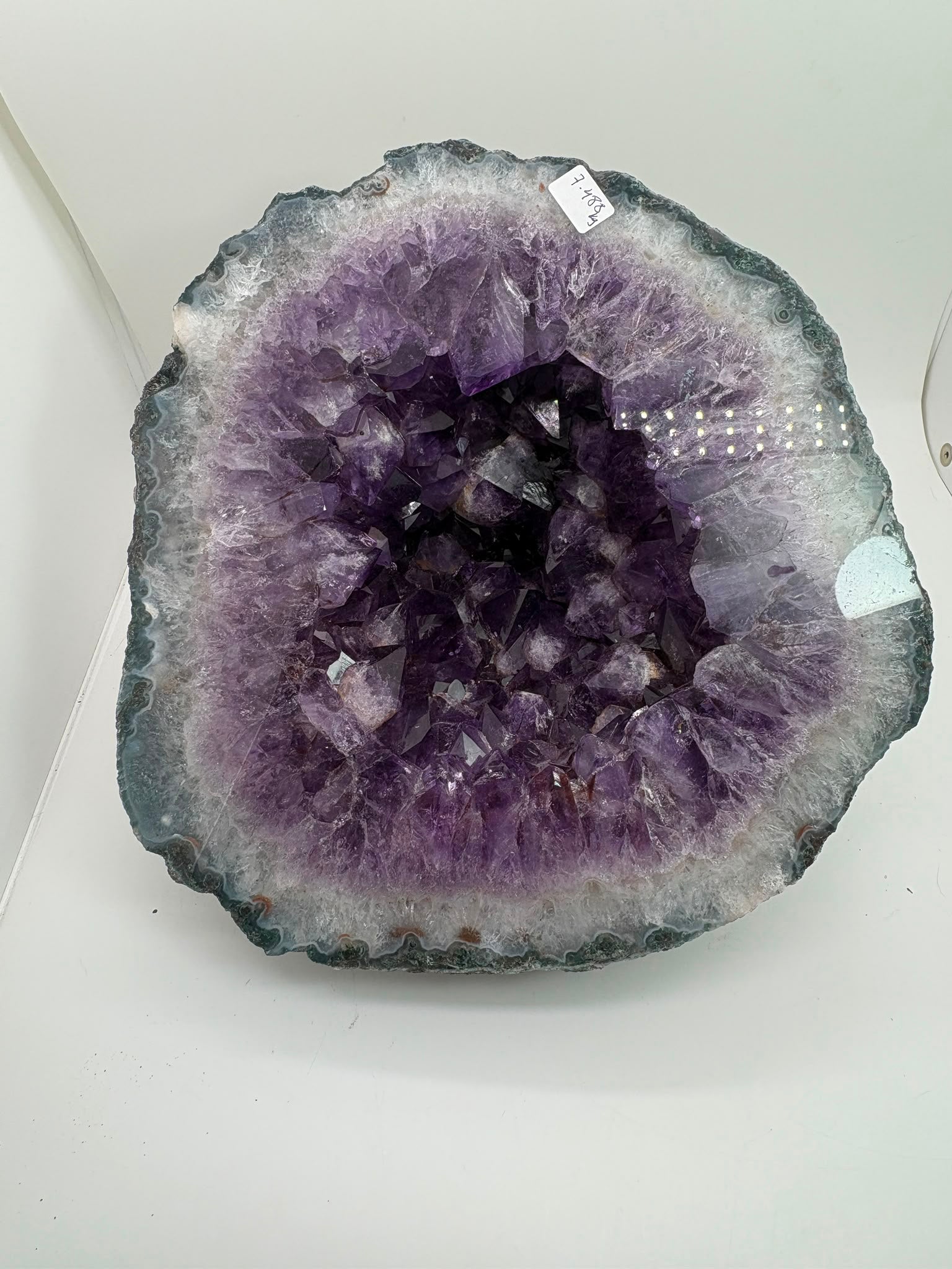 Geoda de amatista natural de Brasil de 7,488 kg. Pieza única de gran tamaño con intensos cristales violetas, ideal para decoración, colección y meditación.