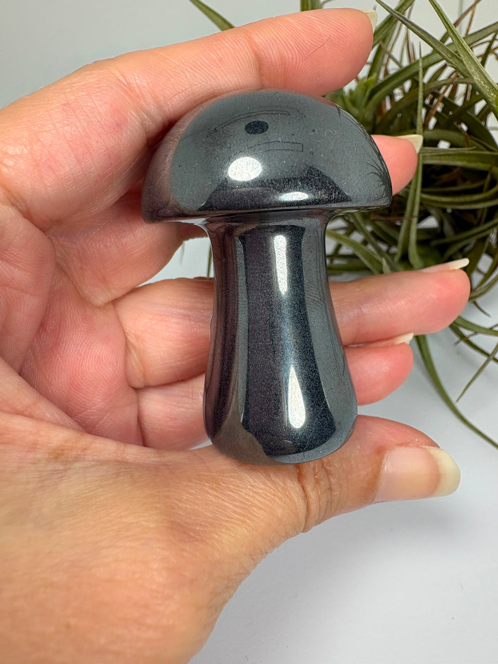 Seta de hematita natural pulida. Mineral de brillo metálico ideal para colección, decoración o regalo. Cada pieza es única por su formación natural.