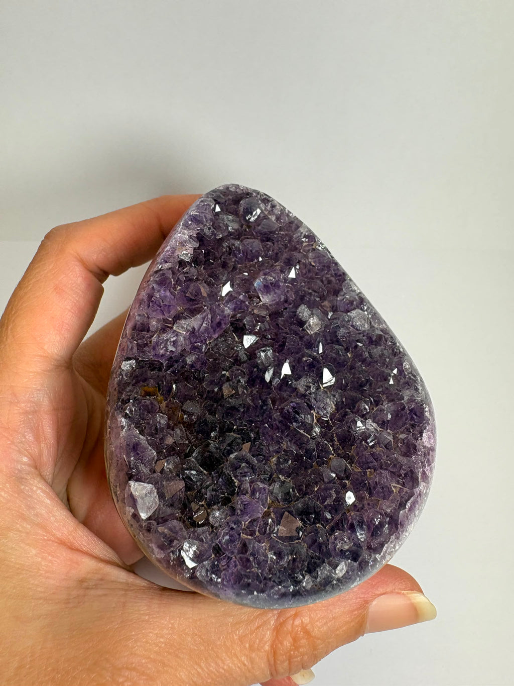 Drusa de amatista natural de intenso color violeta, con cristales brillantes y excelente calidad. Pieza única ideal para decoración, colección o regalo. Compra online con envío seguro.