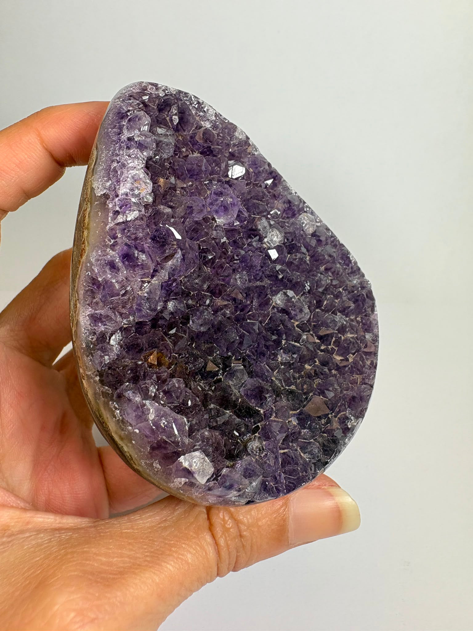 Drusa de amatista natural de intenso color violeta, con cristales brillantes y excelente calidad. Pieza única ideal para decoración, colección o regalo. Compra online con envío seguro.