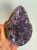 Drusa de amatista natural de intenso color violeta, con cristales brillantes y excelente calidad. Pieza única ideal para decoración, colección o regalo. Compra online con envío seguro.