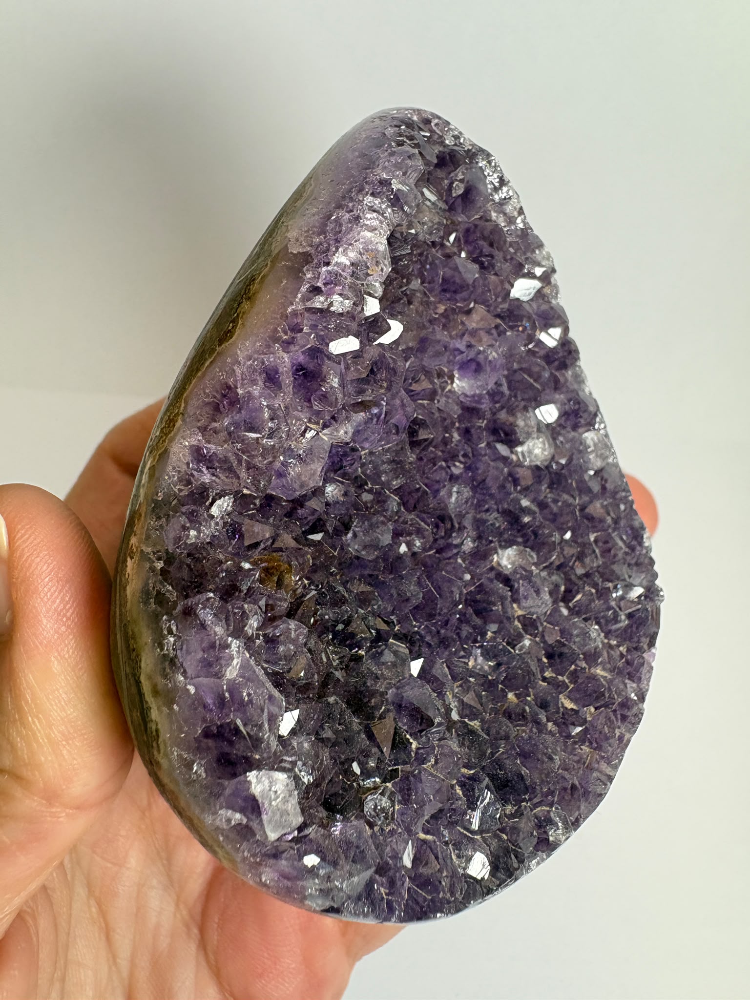 Drusa de amatista natural de intenso color violeta, con cristales brillantes y excelente calidad. Pieza única ideal para decoración, colección o regalo. Compra online con envío seguro.