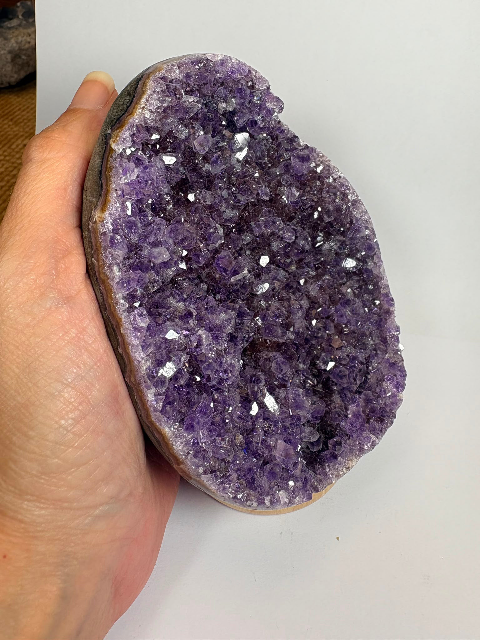 Drusa de amatista natural de intenso color violeta, con cristales brillantes y excelente calidad. Pieza única ideal para decoración, colección o regalo. Compra online con envío seguro.