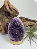 huevo de amatista natural, con drusa, ideal para altares, decoración, meditación, coleccionismo.