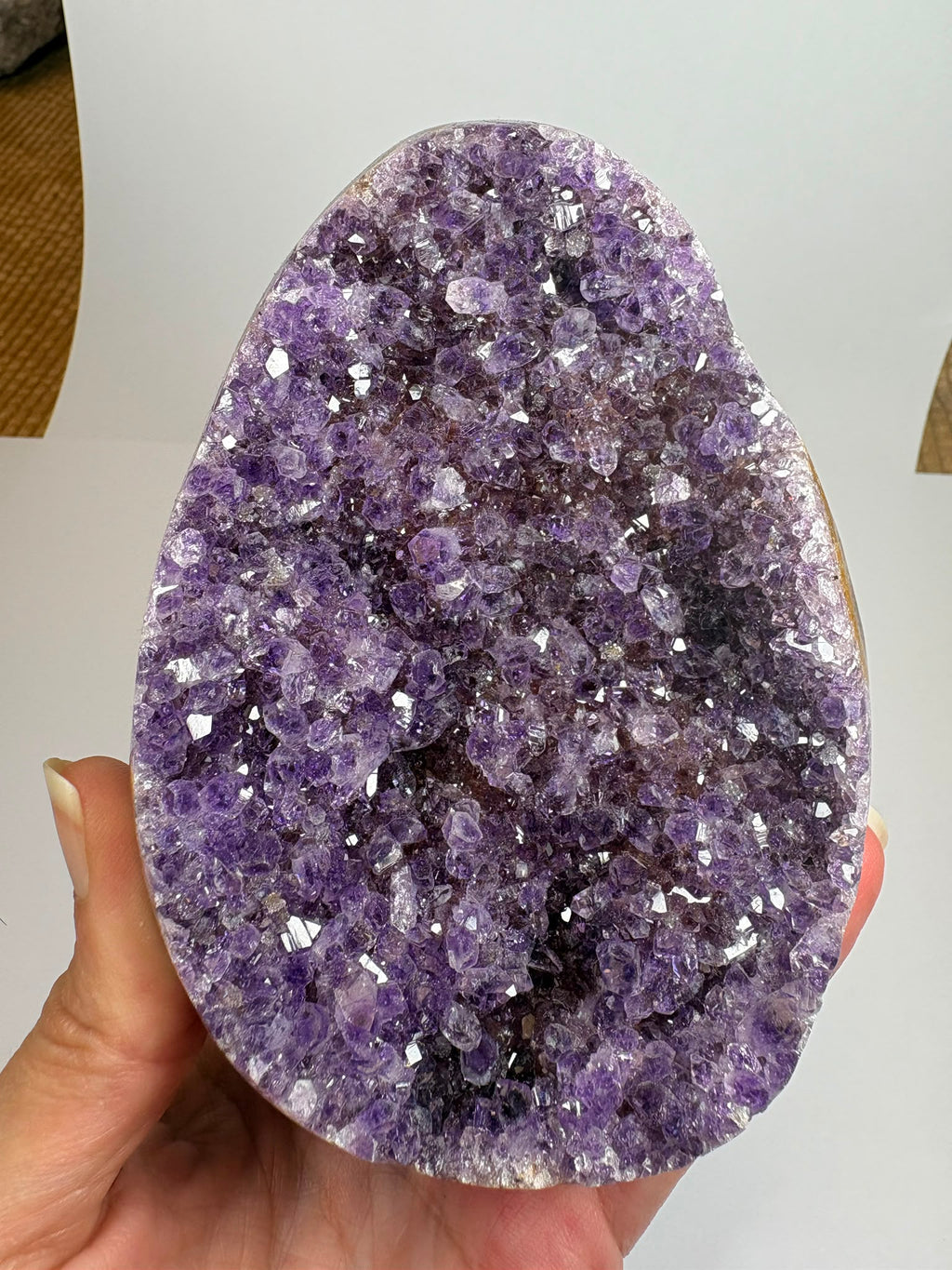 Drusa de amatista natural de intenso color violeta, con cristales brillantes y excelente calidad. Pieza única ideal para decoración, colección o regalo. Compra online con envío seguro.