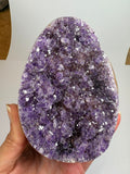 Drusa de amatista natural de intenso color violeta, con cristales brillantes y excelente calidad. Pieza única ideal para decoración, colección o regalo. Compra online con envío seguro.