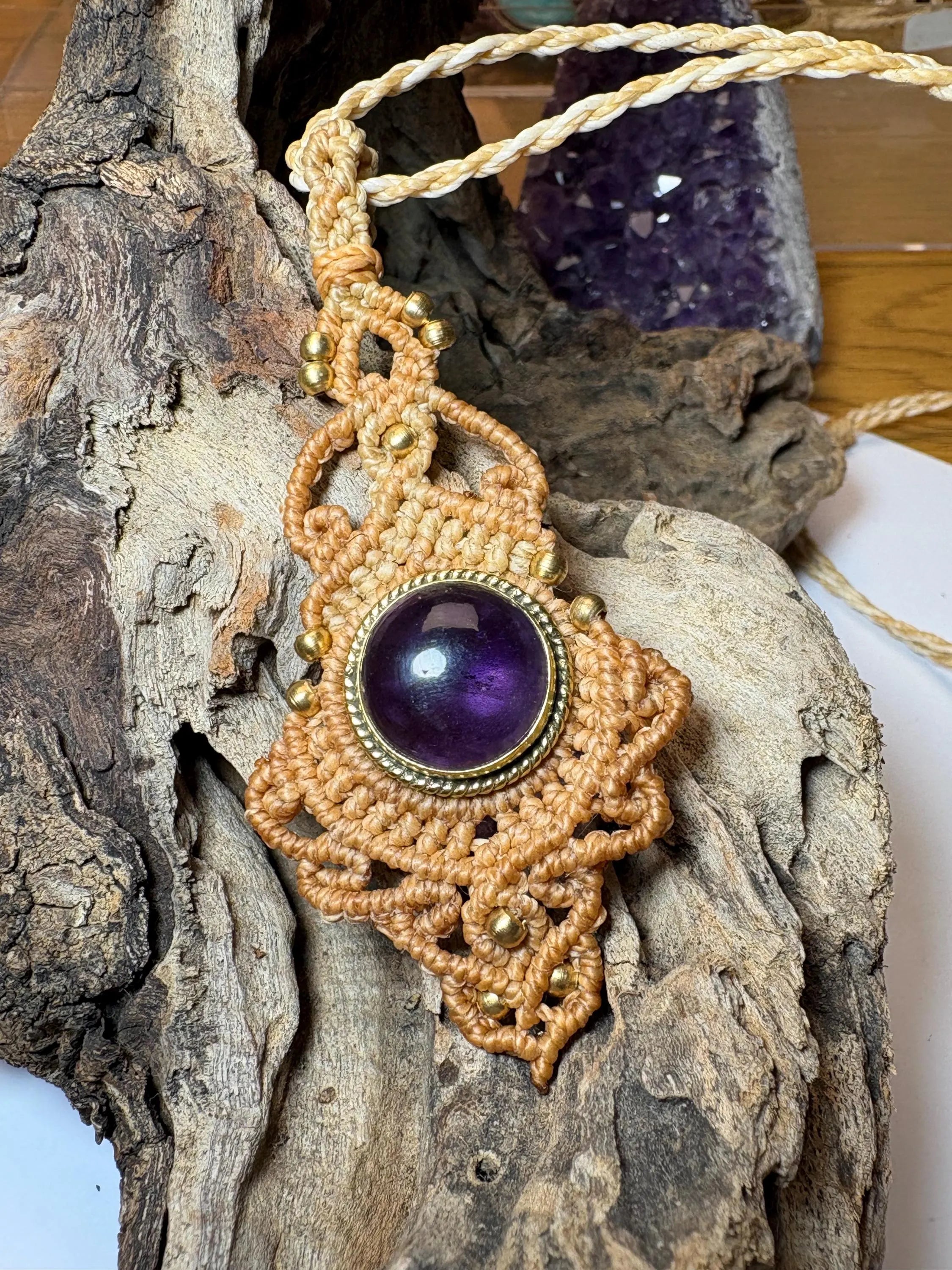 Colgante de macramé con amatista-collar artesanal boho hecho a mano