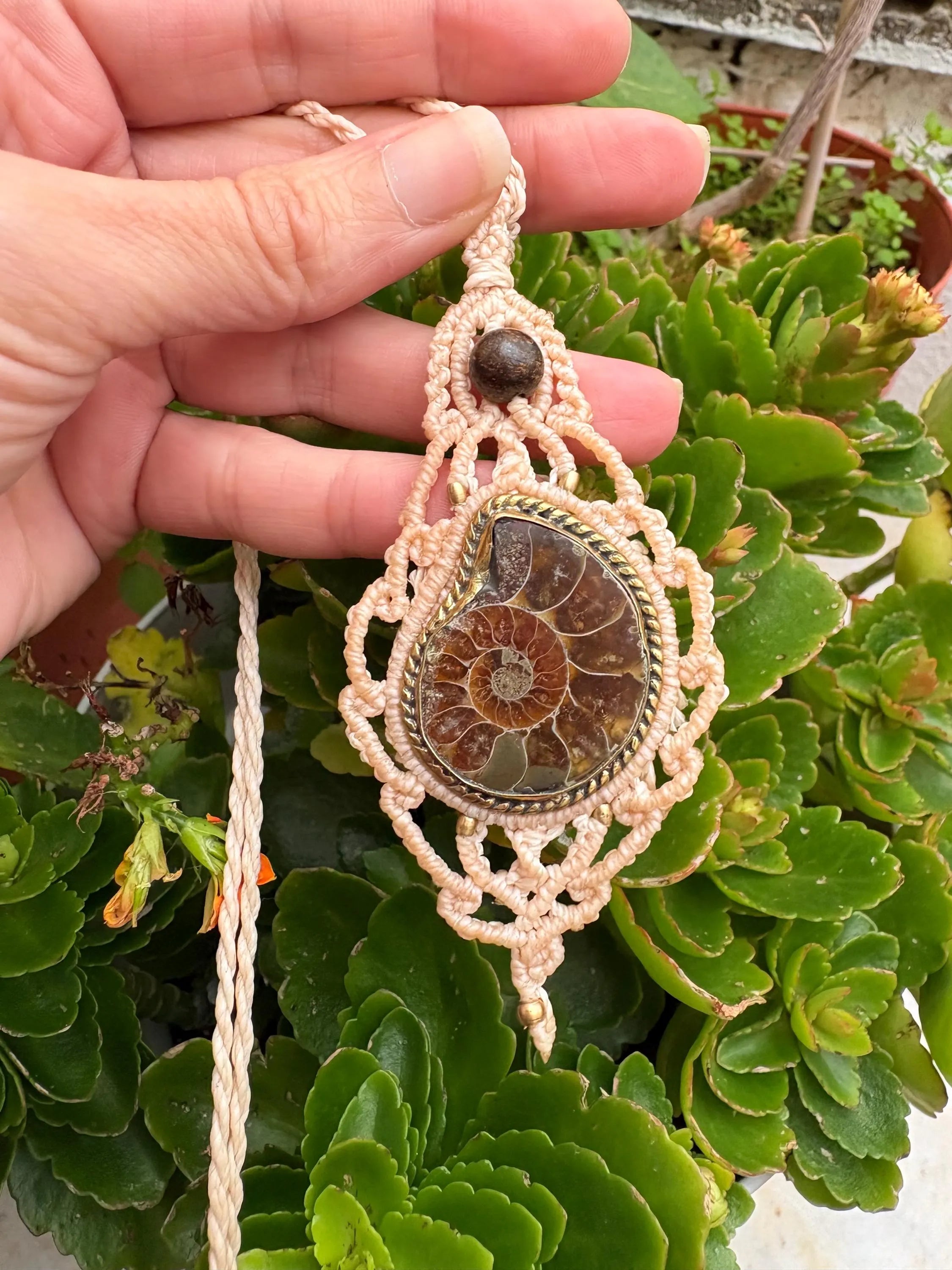 Colgante de macramé con ammonite fósil natural