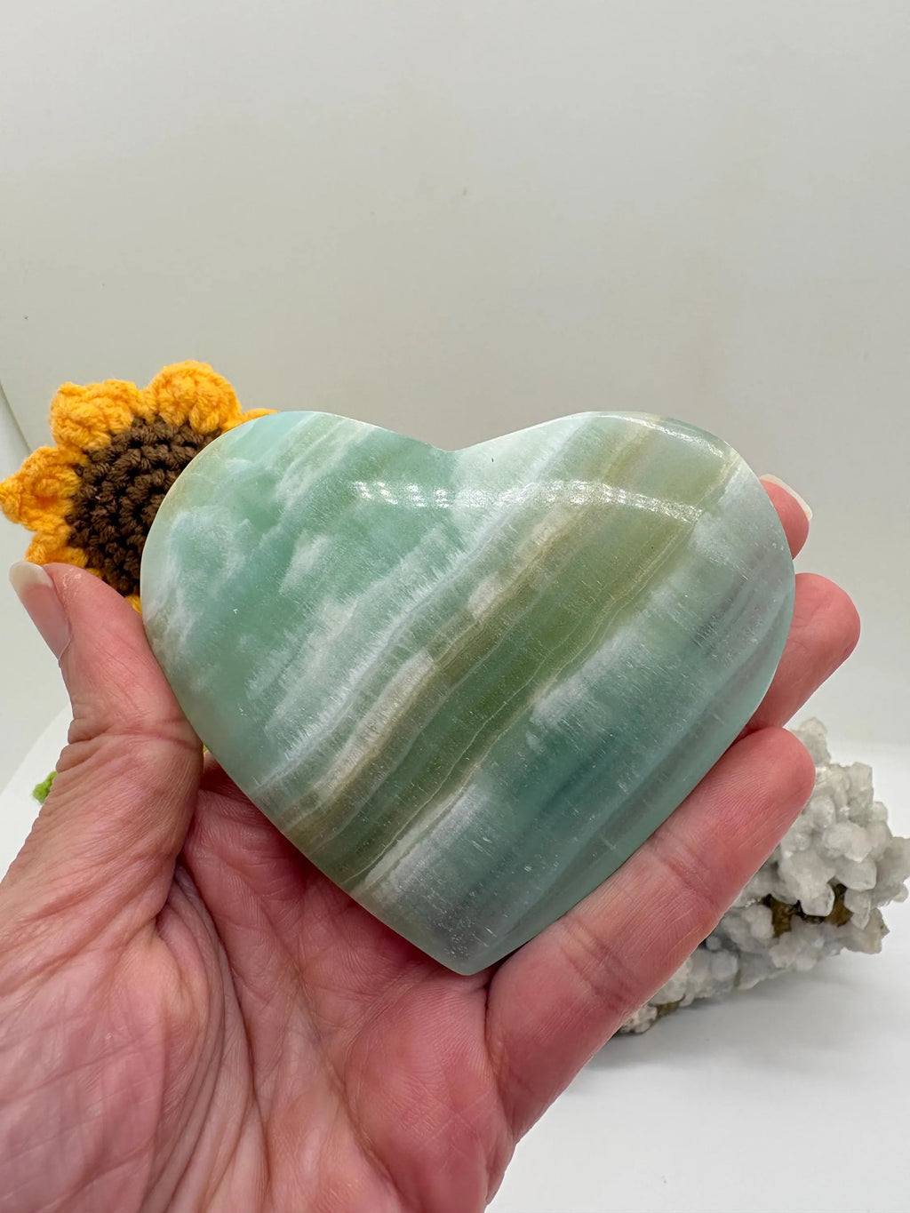 Corazón  de calcita pistacho natural.