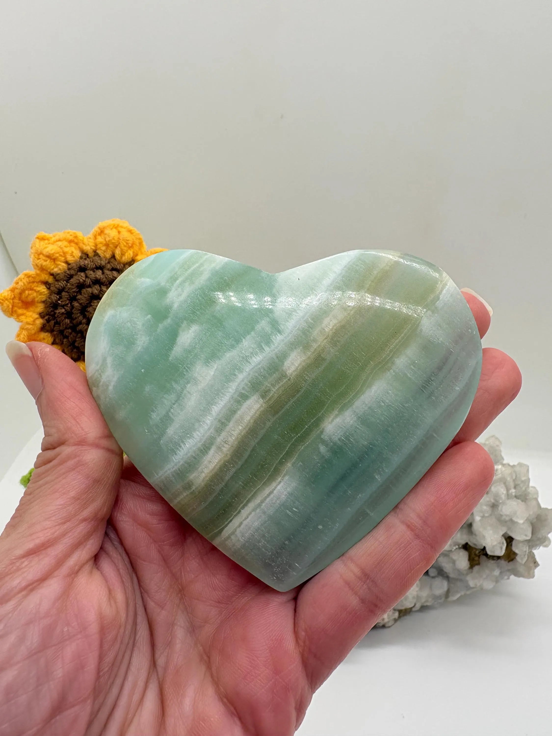 Corazón  de calcita pistacho natural.