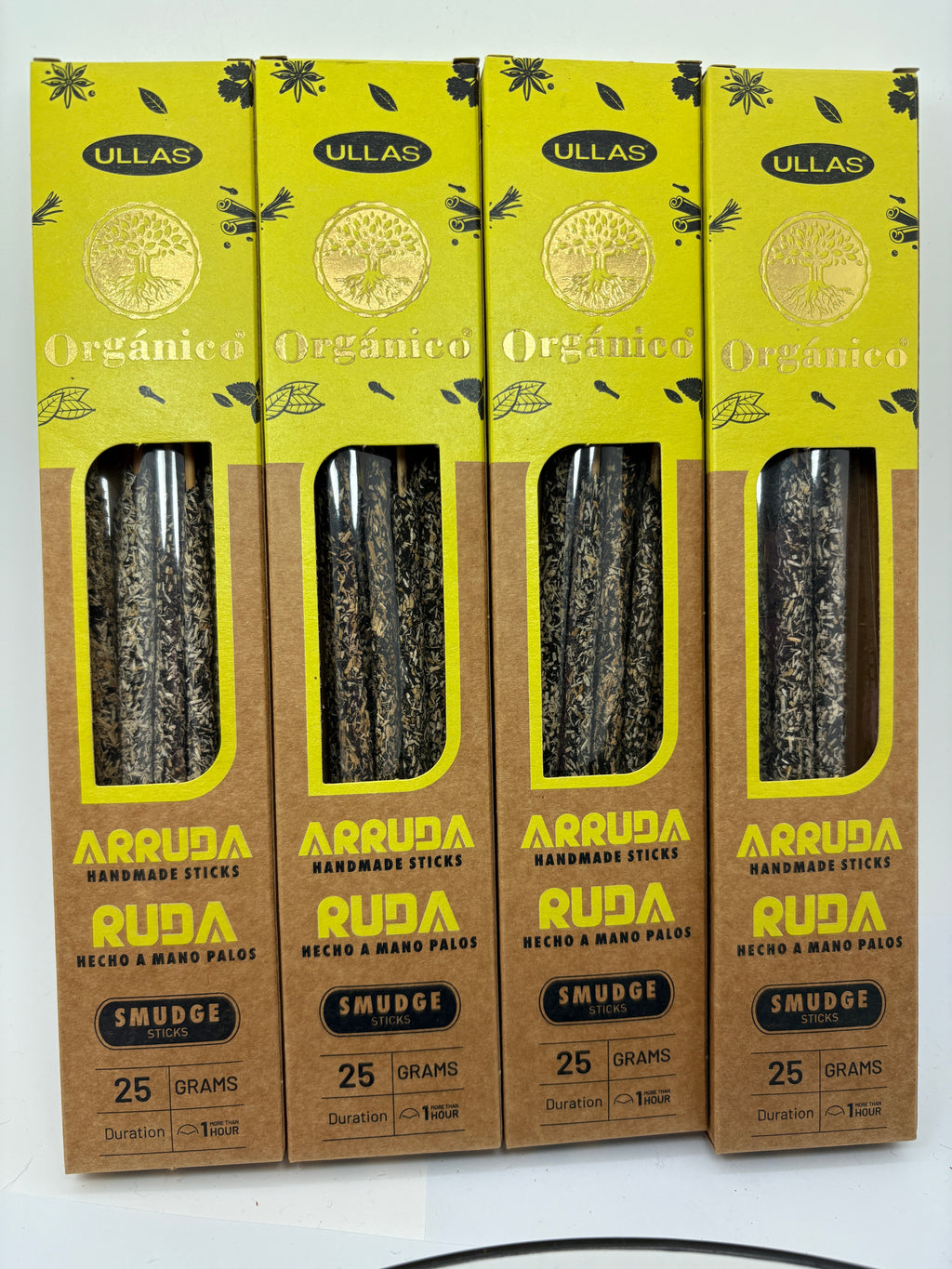 El incienso de ruda de Ullas es ideal para acompañar tus rituales de limpieza energética o perfumar tu espacio antes de meditar. Sus varillas, hechas a mano, tienen un acabado rústico con una textura vegetal que se aprecia a través del envase.