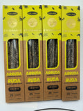 El incienso de ruda de Ullas es ideal para acompañar tus rituales de limpieza energética o perfumar tu espacio antes de meditar. Sus varillas, hechas a mano, tienen un acabado rústico con una textura vegetal que se aprecia a través del envase.