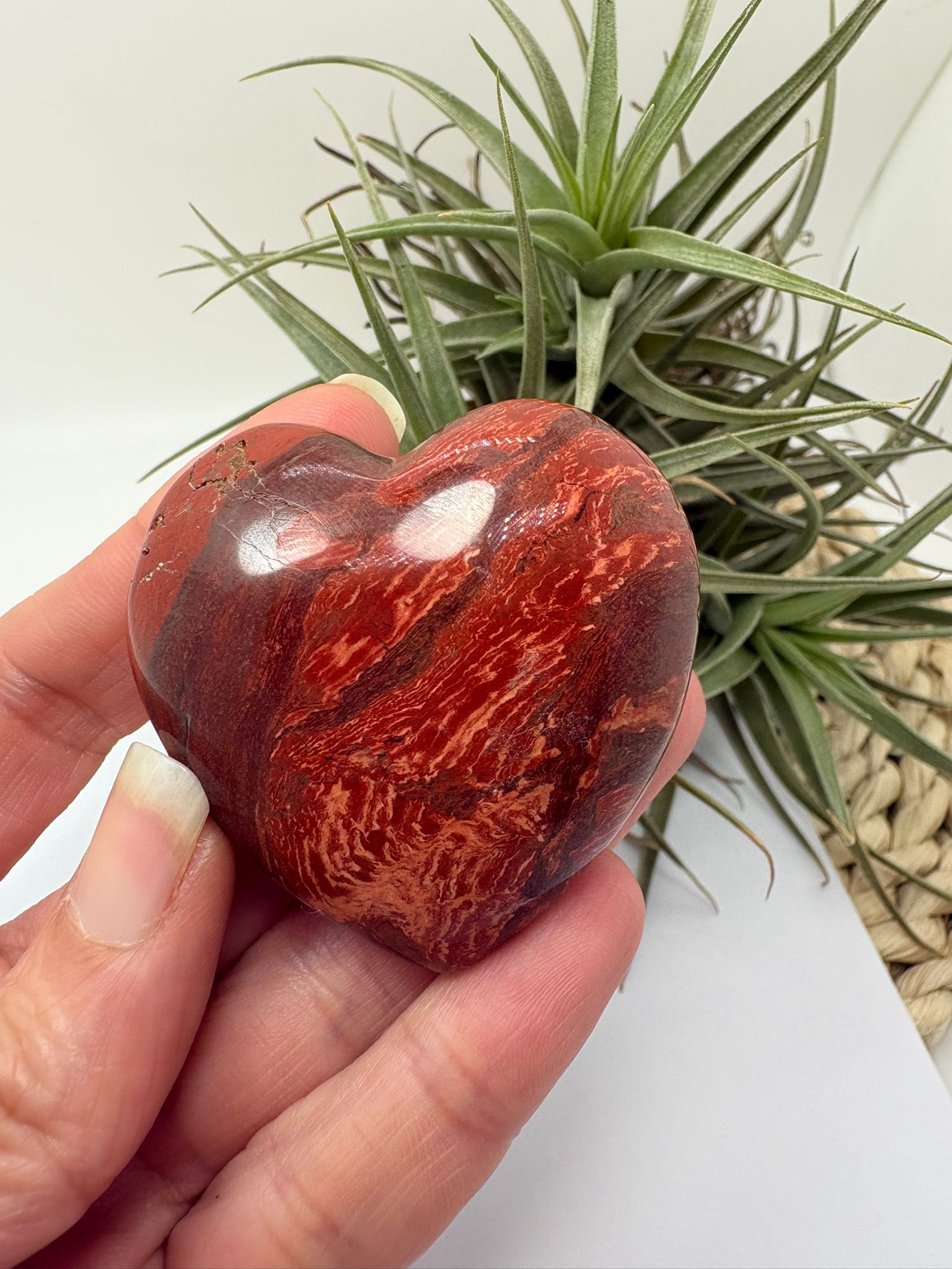Corazón de jaspe brecha natural ideal para protección, equilibrio y energía. Mineral único en forma de corazón perfecto para regalar o coleccionar.