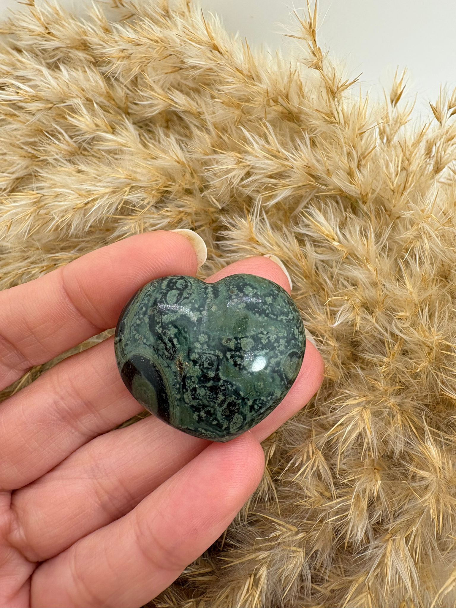 Corazón de jaspe kambaba o piedra de dragón, ideal para protección, enraizamiento y conexión con la naturaleza.