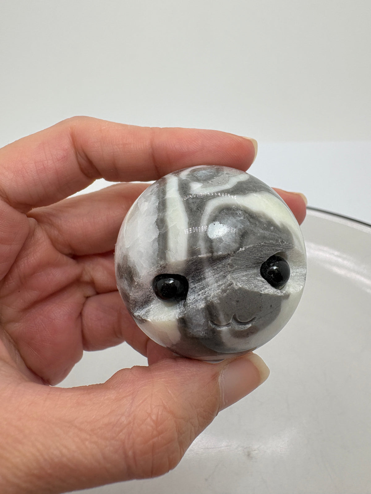 Estos pequeños erizos de minerales, con sus formas redonditas y sus caritas tan simpáticas, son de esas piezas que te sacan una sonrisa al mirarlas. Cada uno tiene su propia personalidad gracias al color y los dibujos de la piedra.
