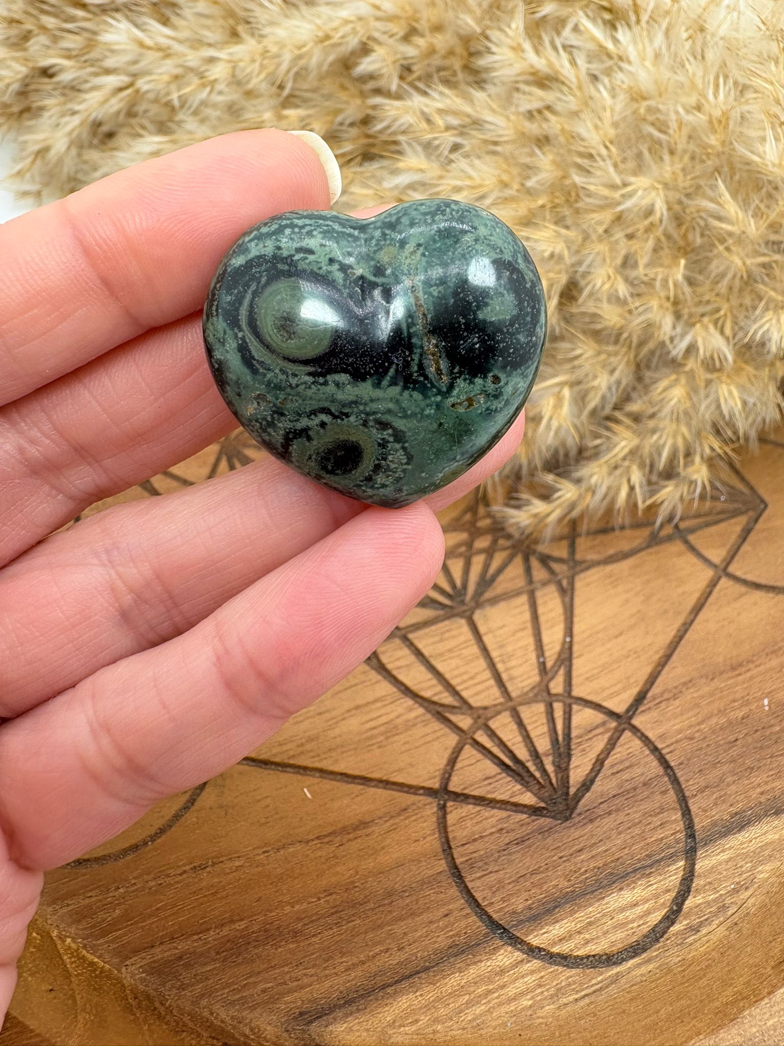 Corazón de jaspe kambaba o piedra de dragón, ideal para protección, enraizamiento y conexión con la naturaleza.