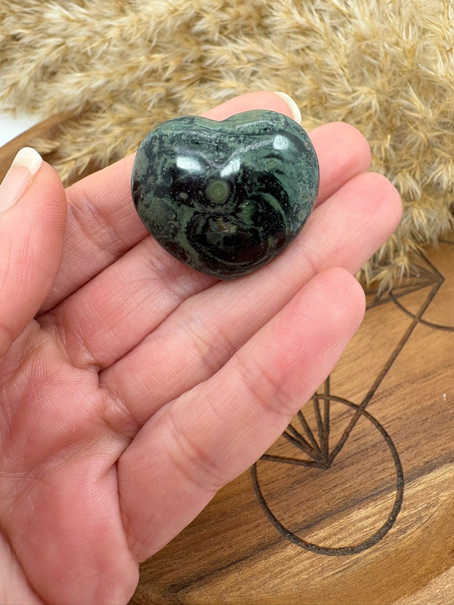Corazón de jaspe kambaba o piedra de dragón, ideal para protección, enraizamiento y conexión con la naturaleza.