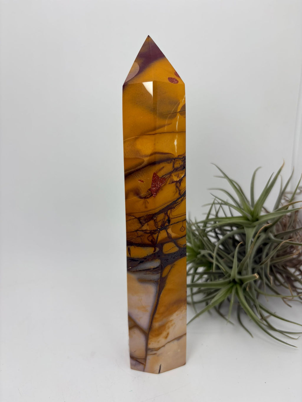 Punta de jaspe mokaita natural de gran tamaño con espectaculares vetas y colores tierra. Ideal para decoración, meditación, colección y armonización energética.