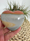 Corazones de jaspe policromo pulido con preciosos dibujos naturales. Piedra asociada al arraigo, la estabilidad, la vitalidad y el equilibrio emocional.