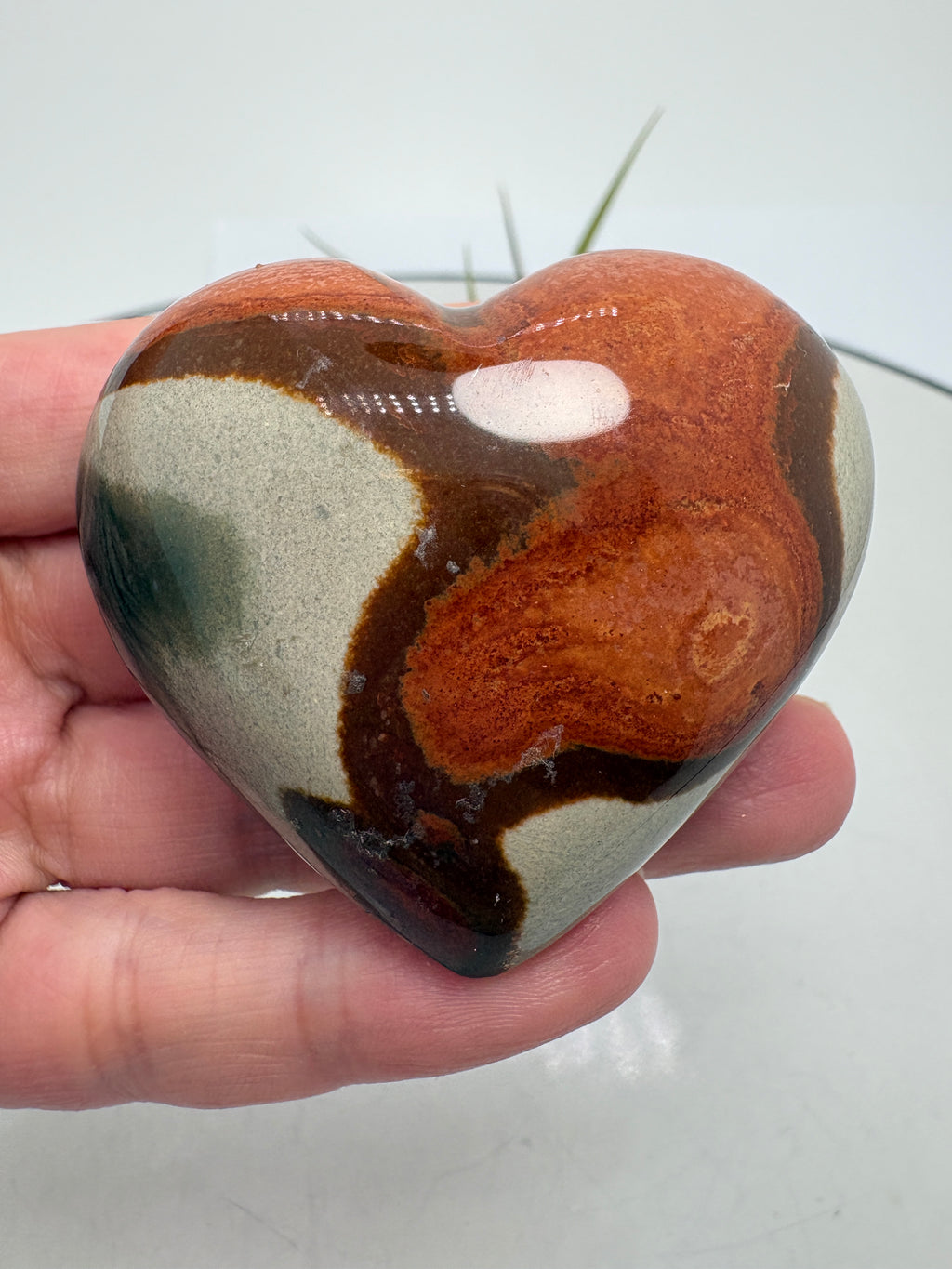 Preciosos corazones de jaspe policromo pulido, con dibujos naturales y una bonita combinación de tonos rojizos, ocres, grises y crema.