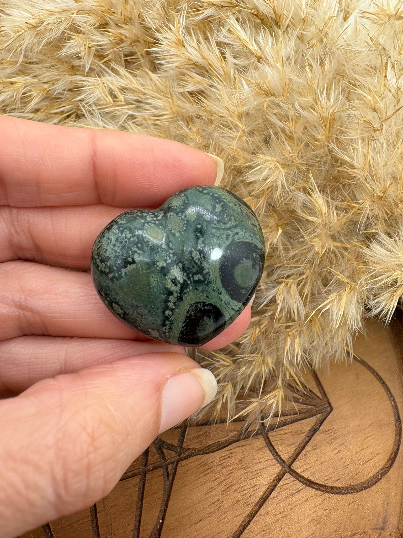 Corazón de jaspe kambaba o piedra de dragón, ideal para protección, enraizamiento y conexión con la naturaleza.
