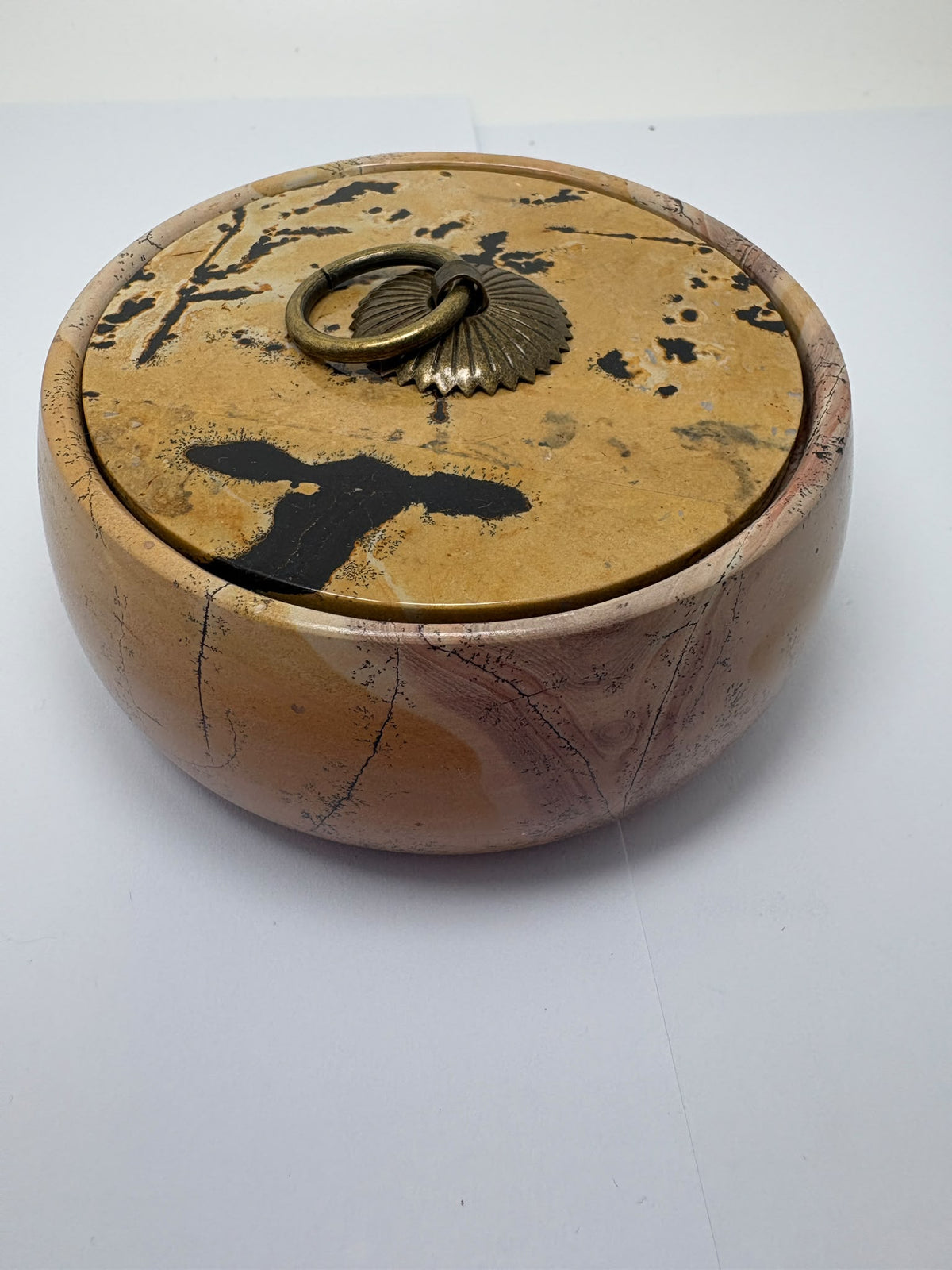 Joyero de pirolusita con dendritas negras, tonos cálidos y tapa decorativa. Una pieza única para guardar tus joyas y decorar tu hogar.