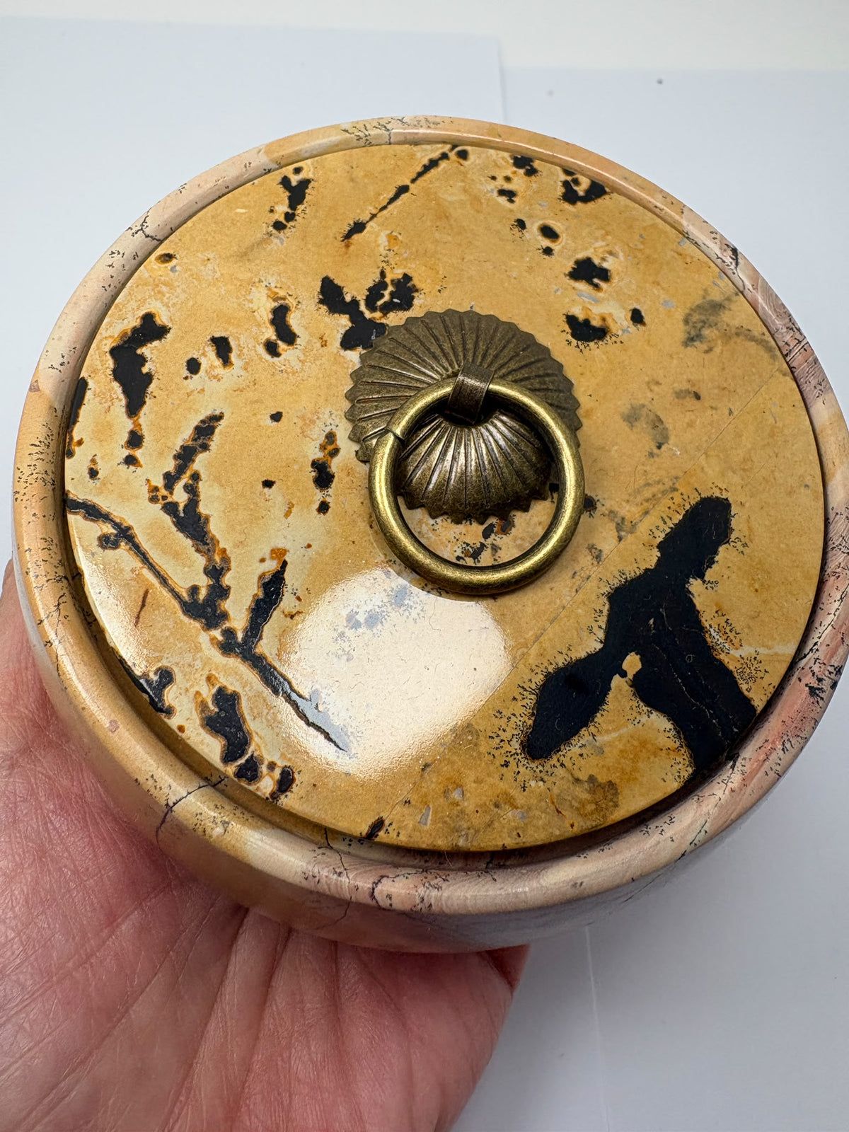 Joyero de pirolusita con dendritas negras, tonos cálidos y tapa decorativa. Una pieza única para guardar tus joyas y decorar tu hogar.
