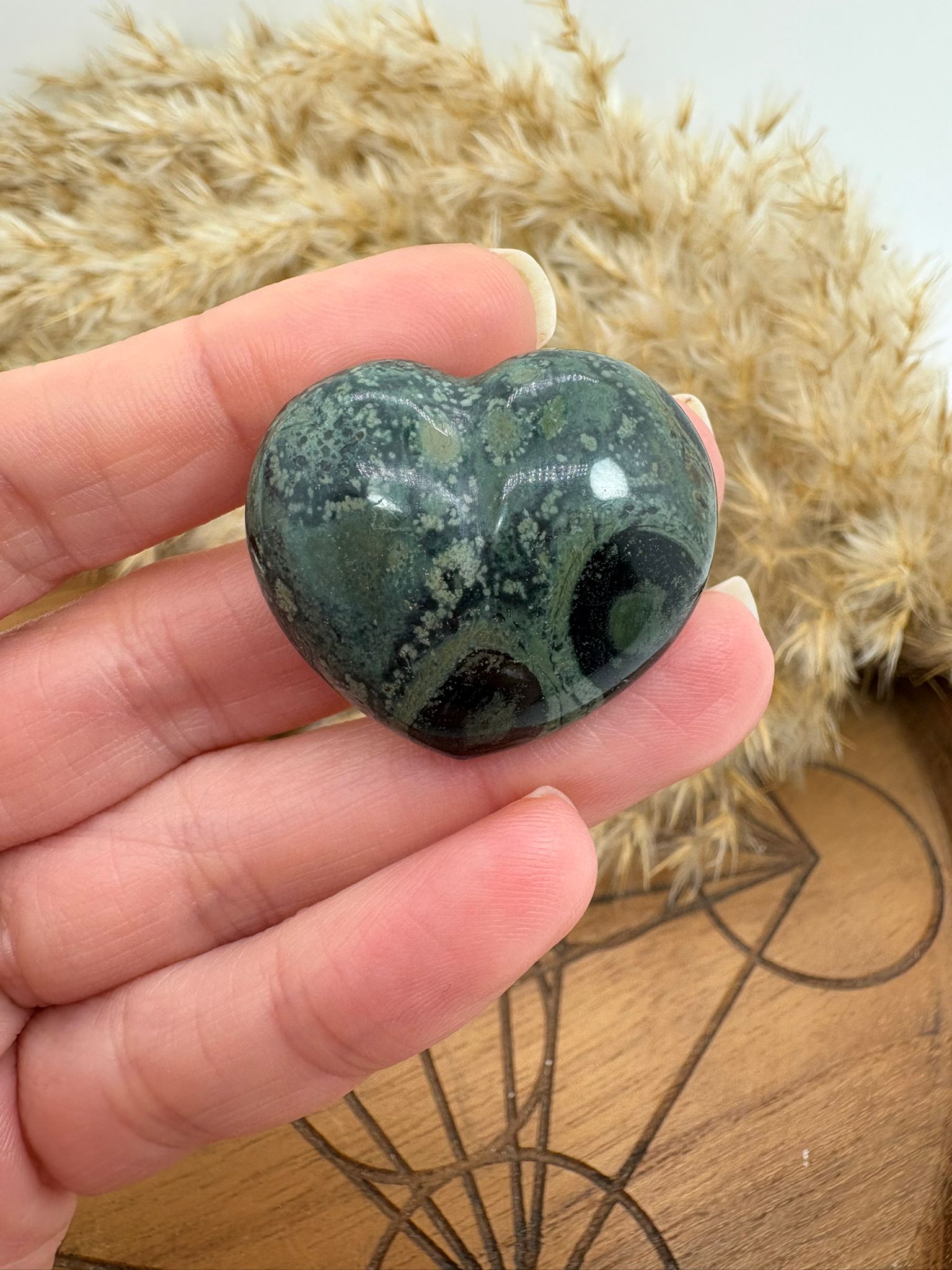 Corazón de jaspe kambaba o piedra de dragón, ideal para protección, enraizamiento y conexión con la naturaleza.