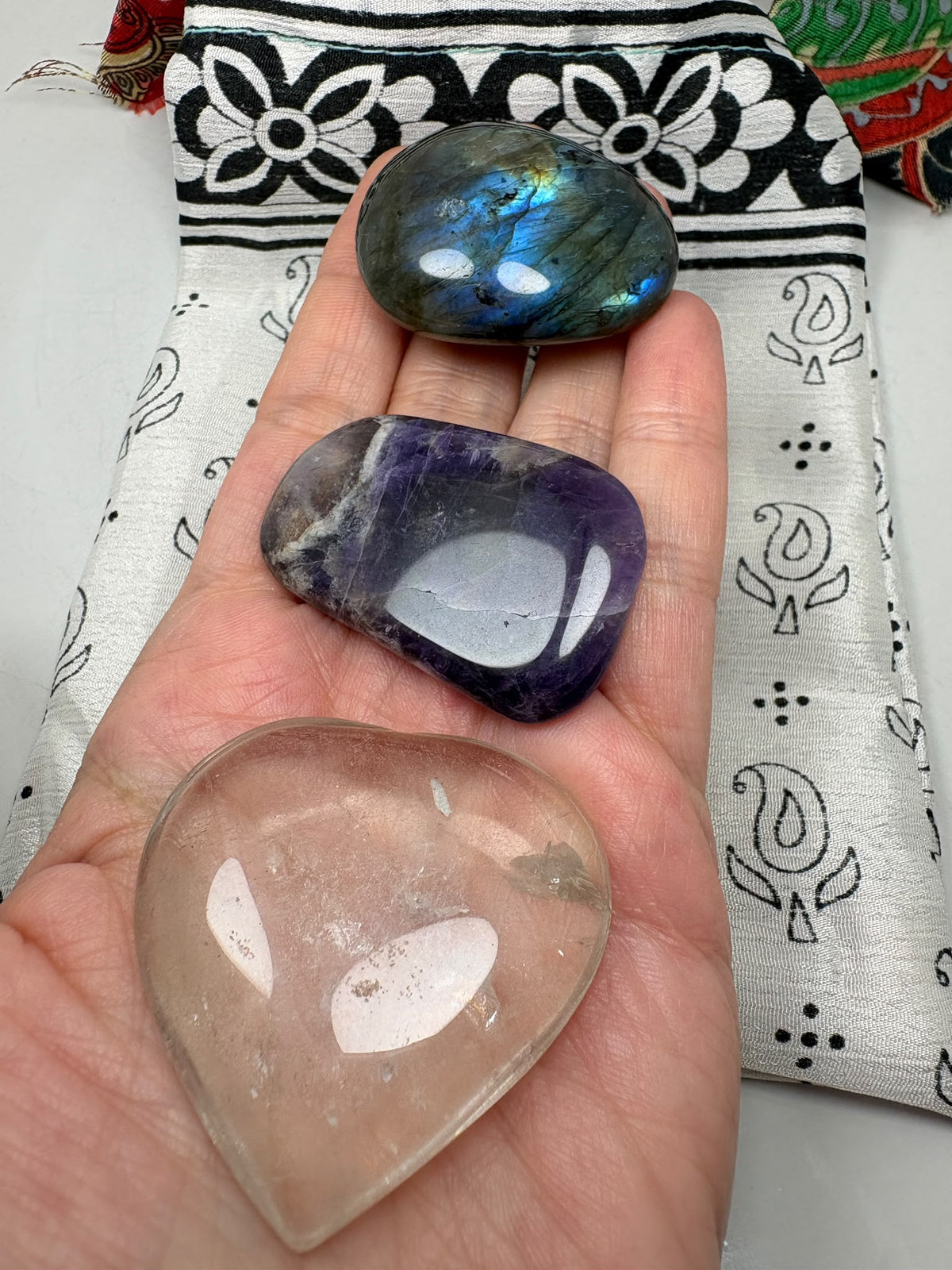 minerales de kit de conexion interior en la mano