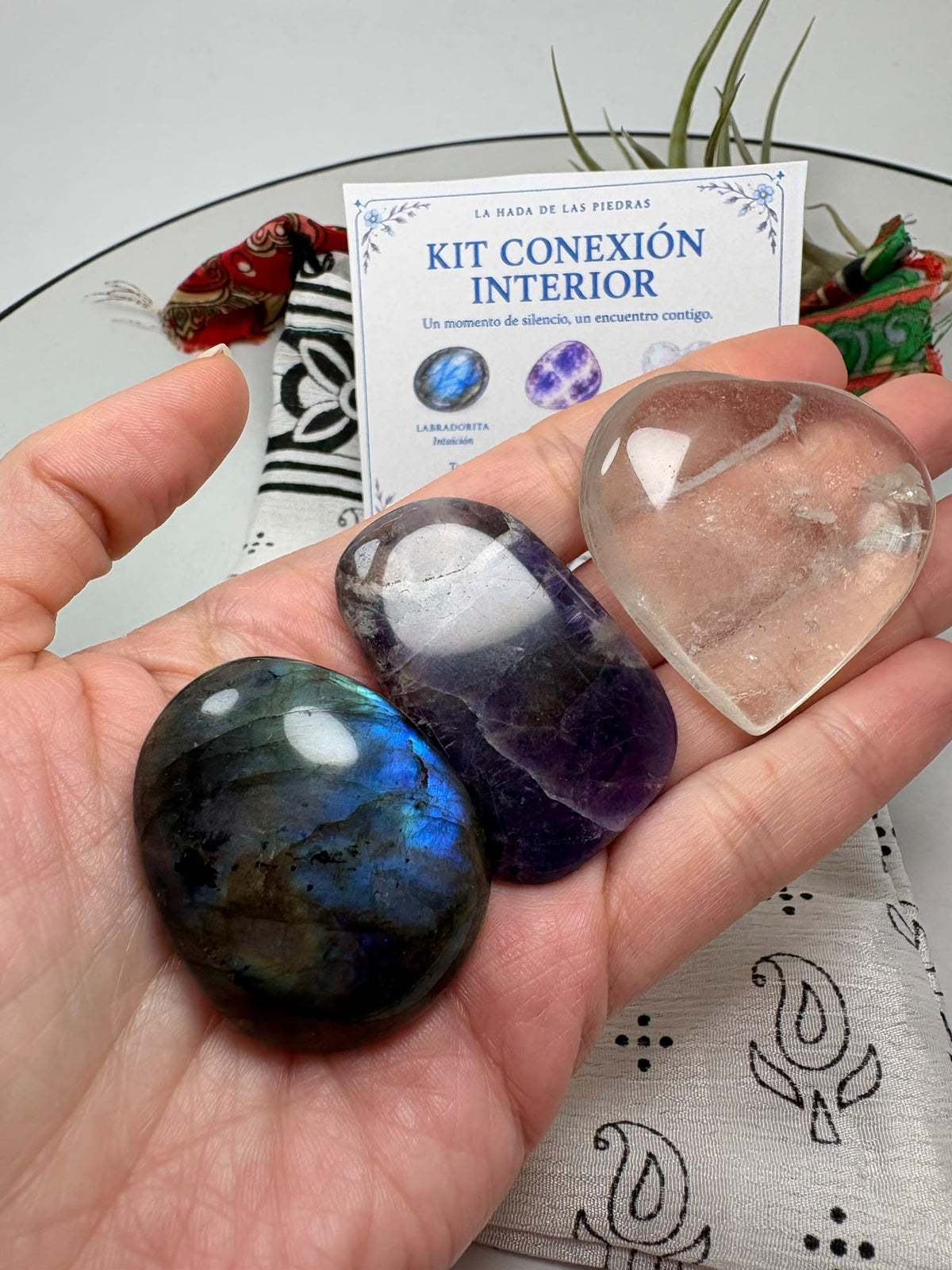 
El Kit Conexión Interior reúne un canto de labradorita, un canto plano de amatista y un corazón de cuarzo, acompañados de una bolsita de tela para guardar tus piezas.

