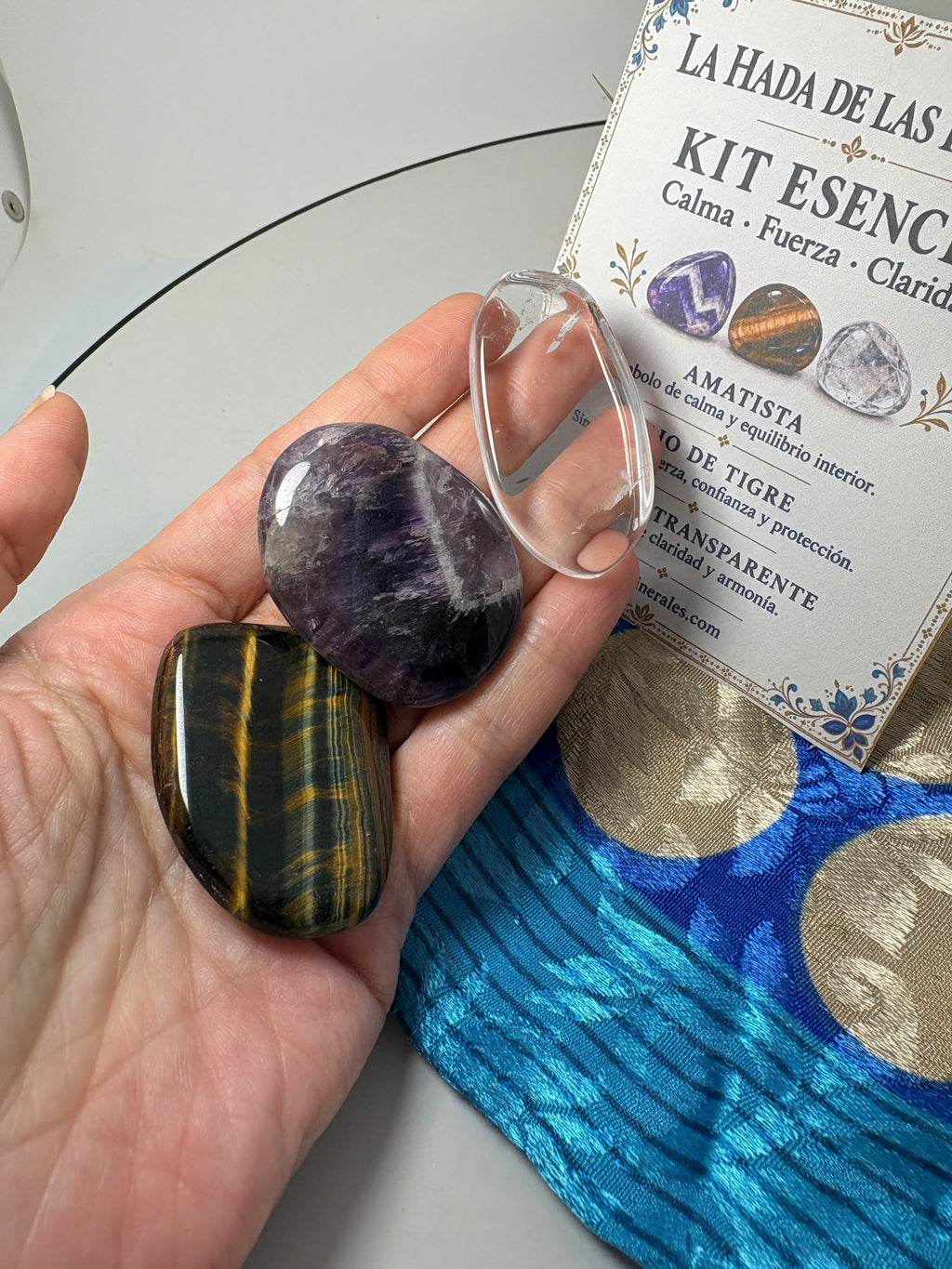 Kit espiritual de amatista, cuarzo y ojo de tigre con bolsita de tela. Ideal para llevar en el bolso, regalar o acompañar tus momentos de meditación.