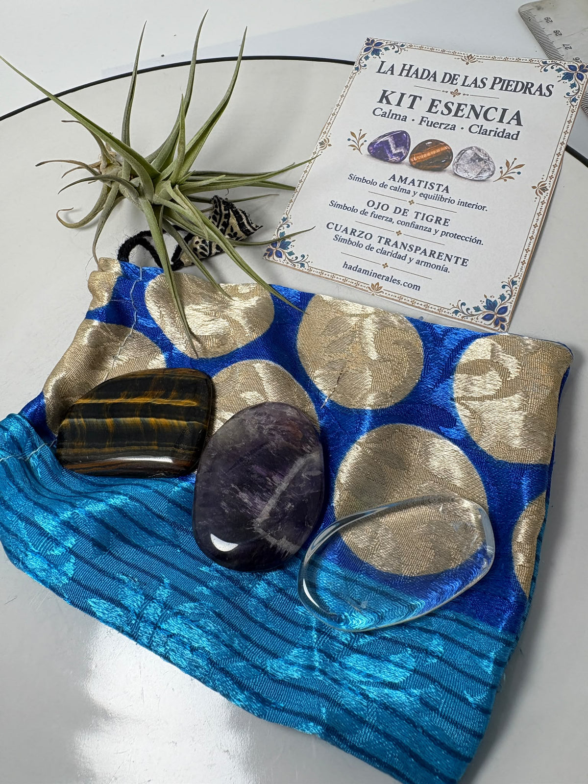Kit espiritual de amatista, cuarzo y ojo de tigre con bolsita de tela. Ideal para llevar en el bolso, regalar o acompañar tus momentos de meditación.
