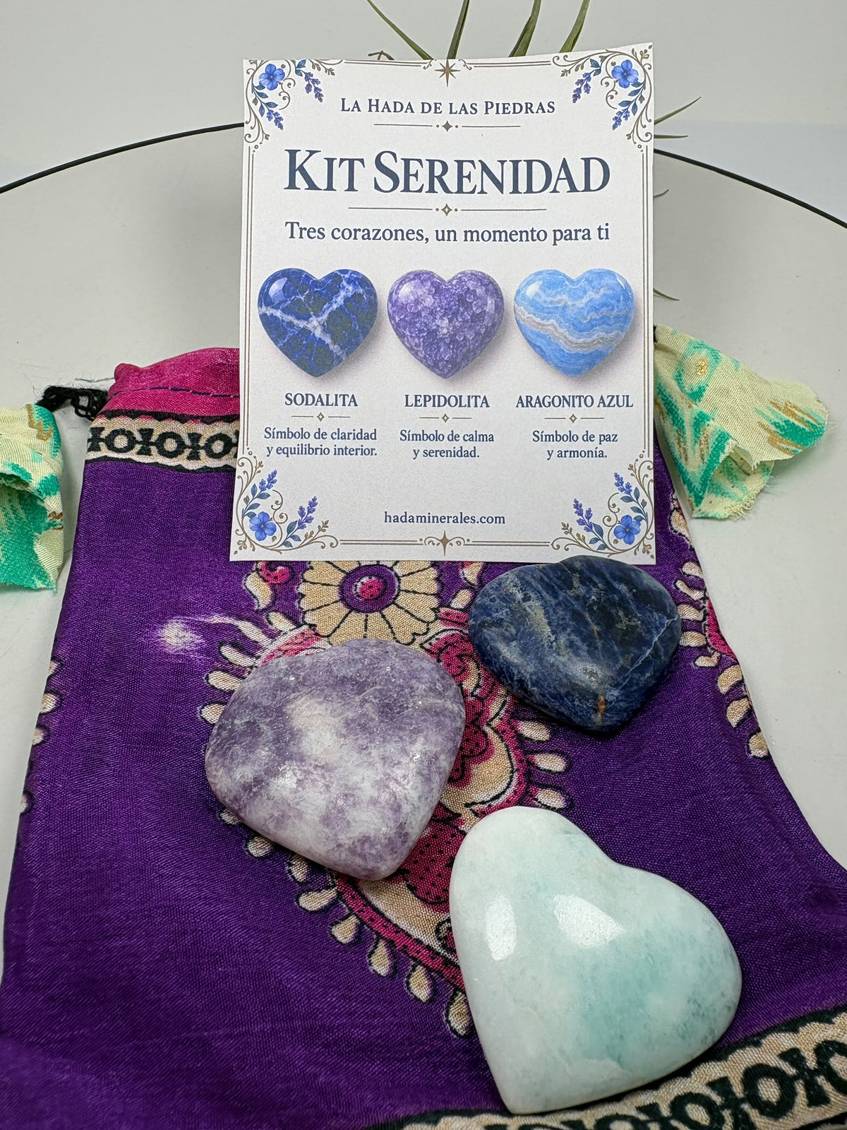 Descubre el Kit Serenidad: tres corazones de sodalita, lepidolita y aragonito azul con bolsita de tela. Un detalle especial para regalar o llevar contigo.