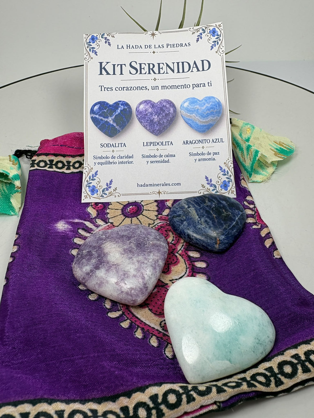Descubre el Kit Serenidad: tres corazones de sodalita, lepidolita y aragonito azul con bolsita de tela. Un detalle especial para regalar o llevar contigo.