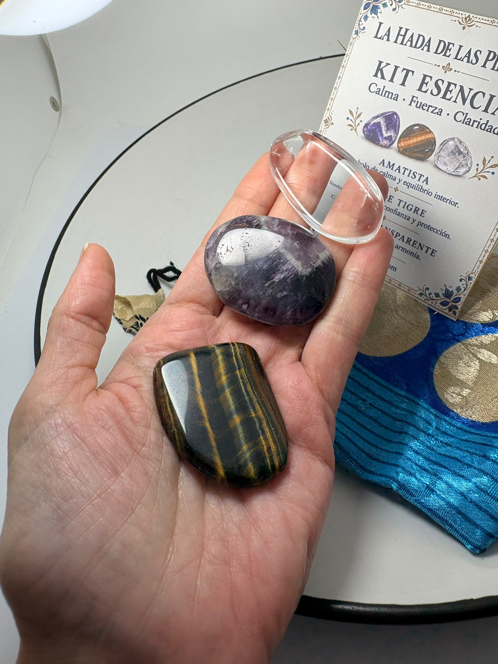 Kit espiritual de amatista, cuarzo y ojo de tigre con bolsita de tela. Ideal para llevar en el bolso, regalar o acompañar tus momentos de meditación.